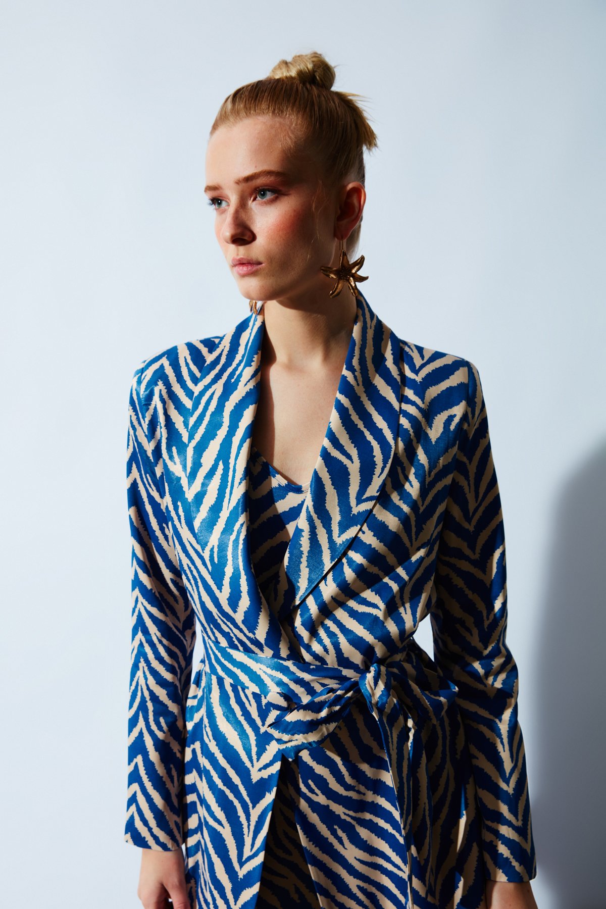 Zebra desenli kuşaklı ceket - MAVİ