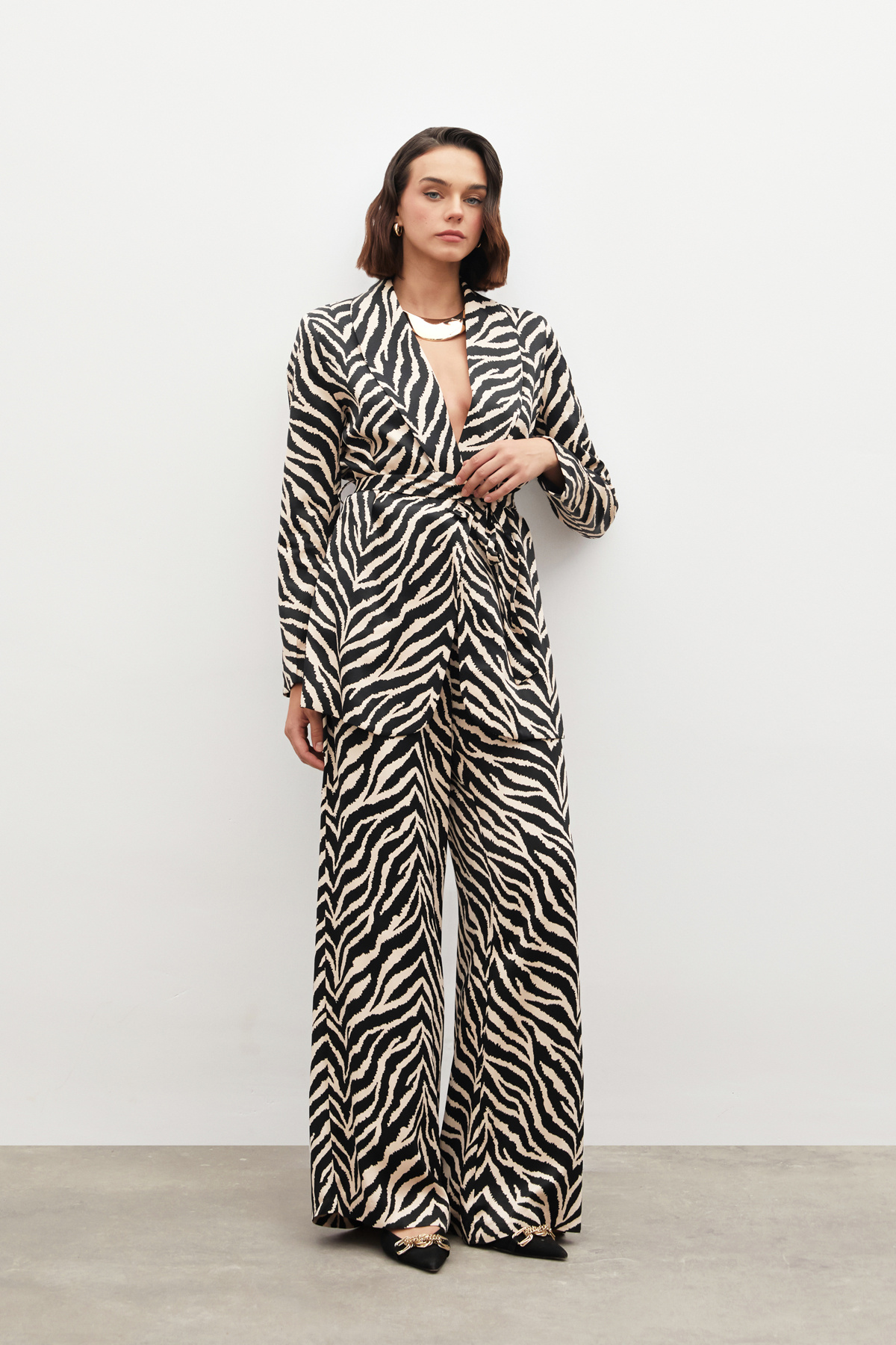 Zebra Desenli Kuşaklı Saten Ceket - SİYAH