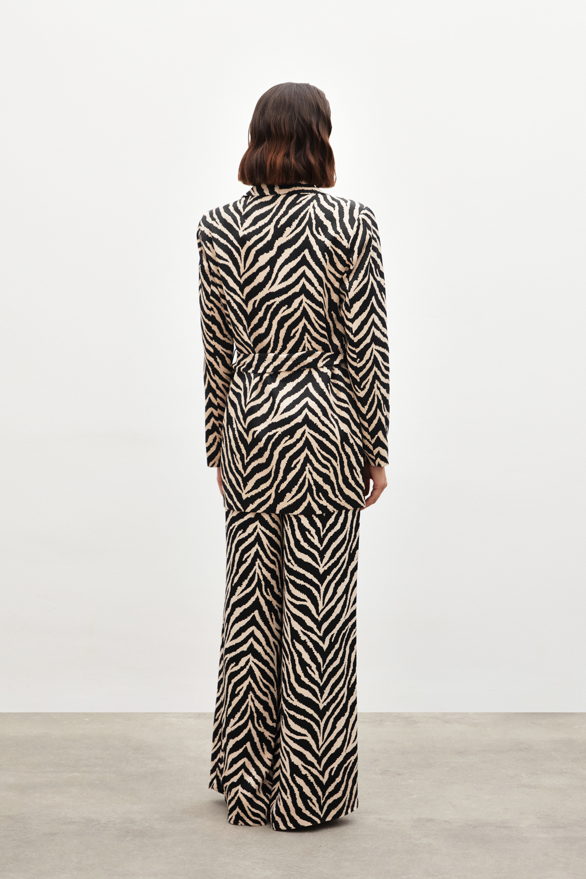 Zebra Desenli Kuşaklı Saten Ceket - SİYAH