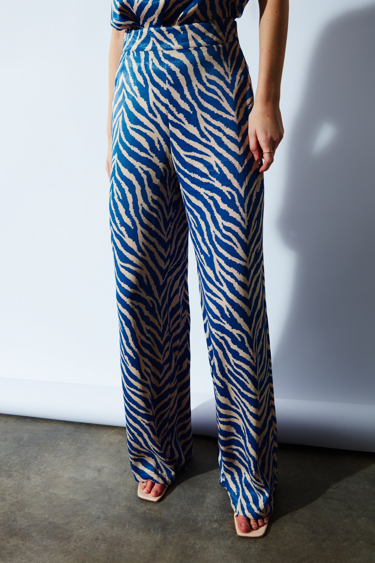 Zebra desenli saten pantolon - MAVİ