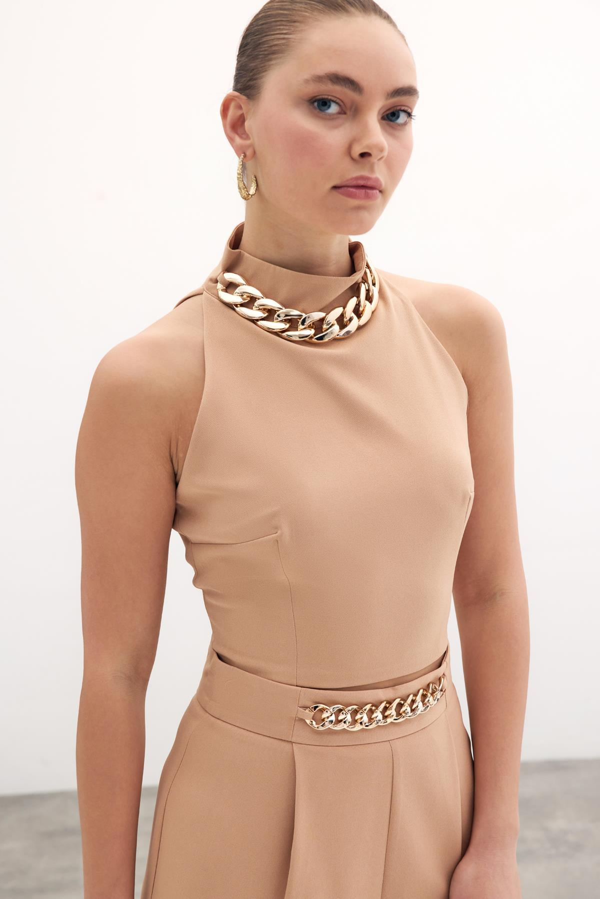 Zincir Aksesuarlı Crop Bluz - Camel