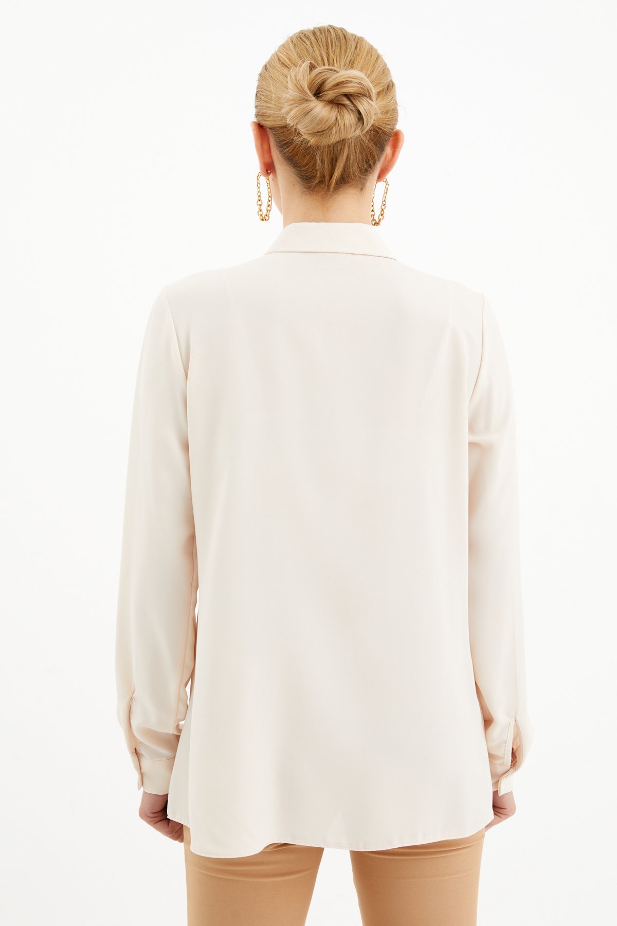 Zincir aksesuarlı düz gömlek - BEJ