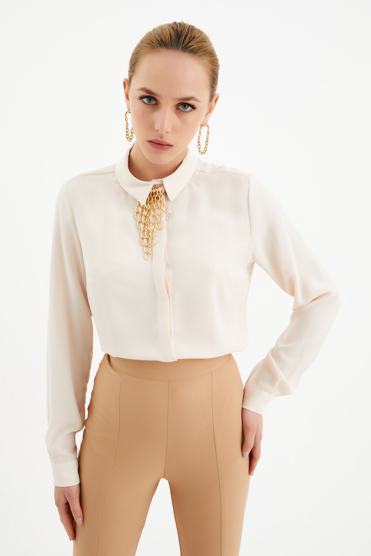 Zincir aksesuarlı düz gömlek - BEJ
