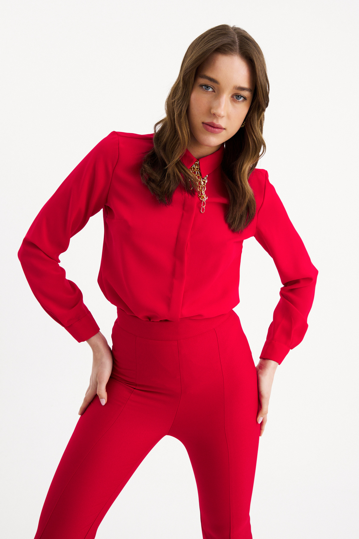 Zincir aksesuarlı düz gömlek - KIRMIZI