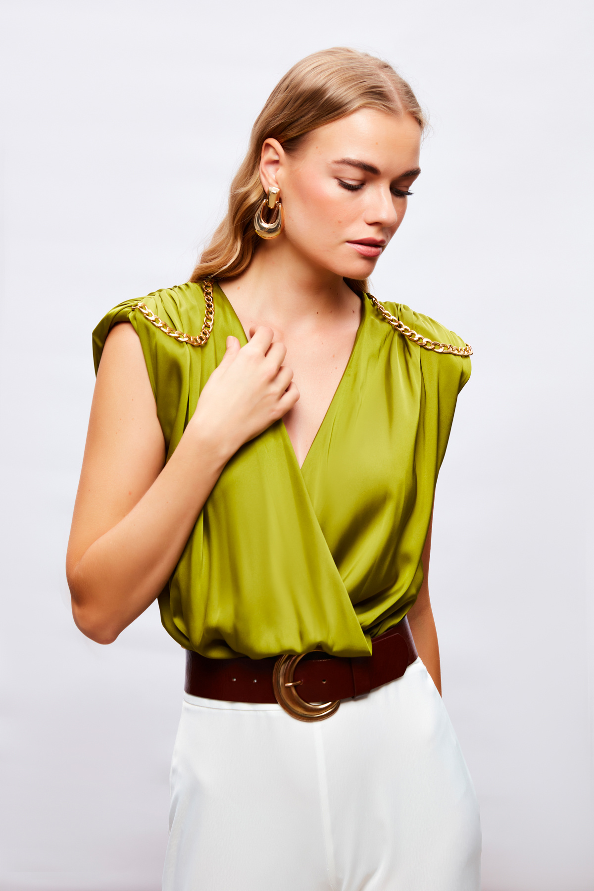 Zincir Aksesuarlı Saten Bodysuit Bluz - YAĞ YEŞİLİ