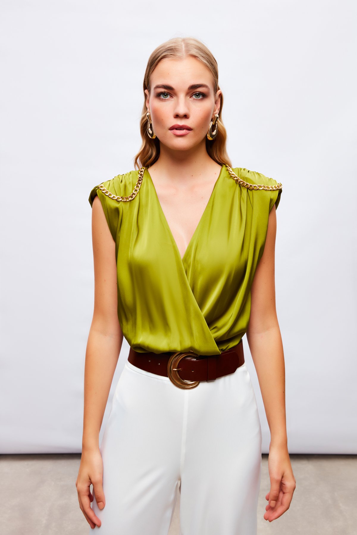Zincir Aksesuarlı Saten Bodysuit Bluz - YAĞ YEŞİLİ