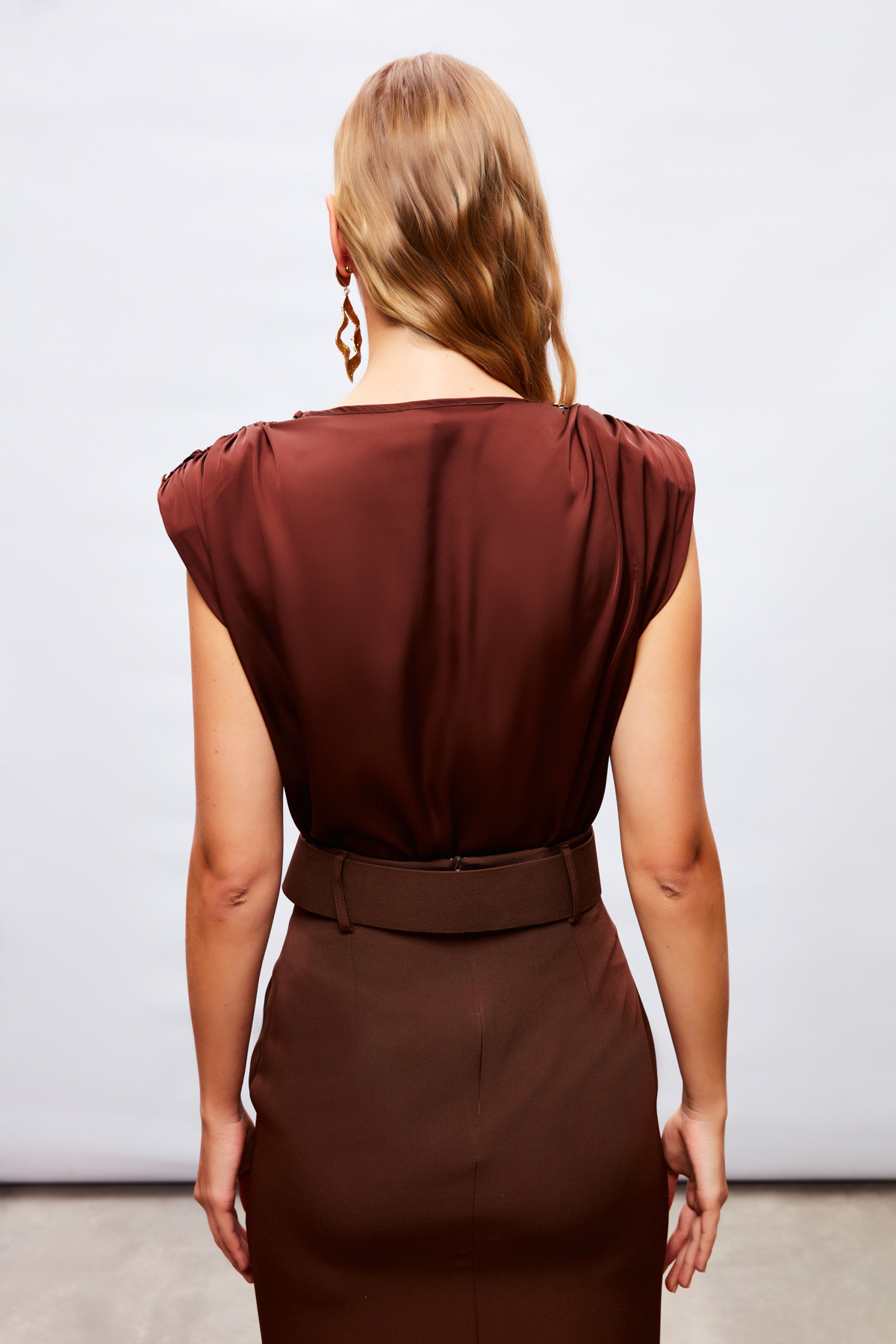 Zincir Aksesuarlı Saten Bodysuit Bluz - KAHVE