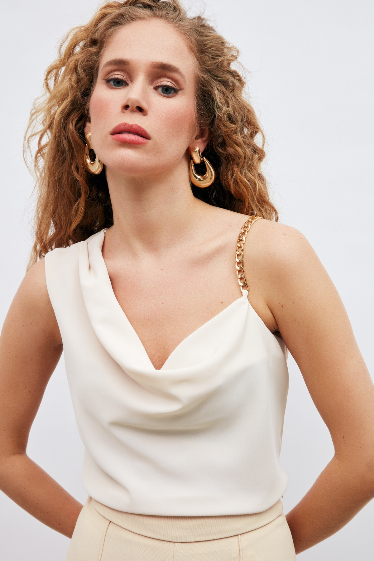 Zincir Askı Detaylı Bluz - BEJ