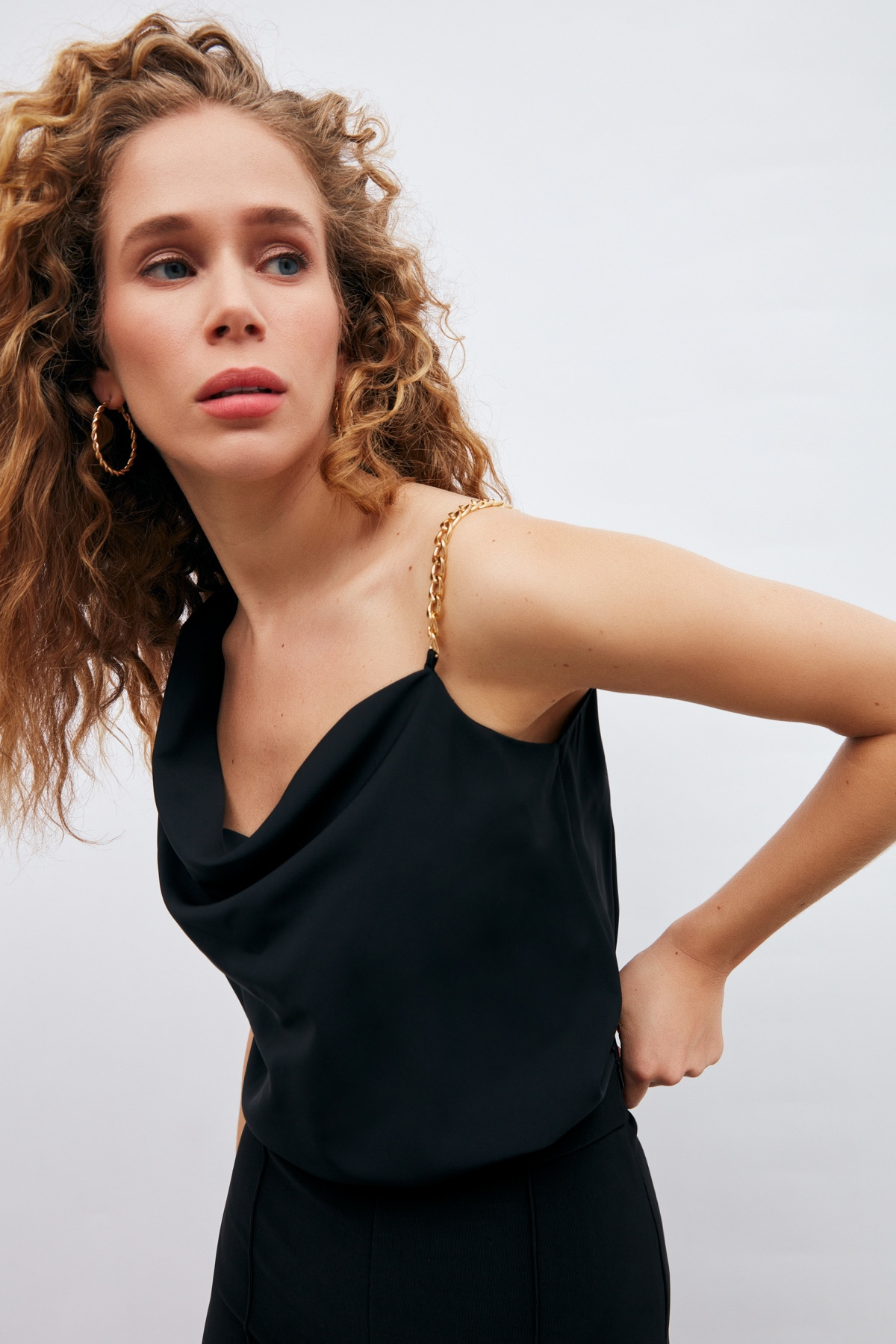 Zincir Askı Detaylı Bluz - SİYAH