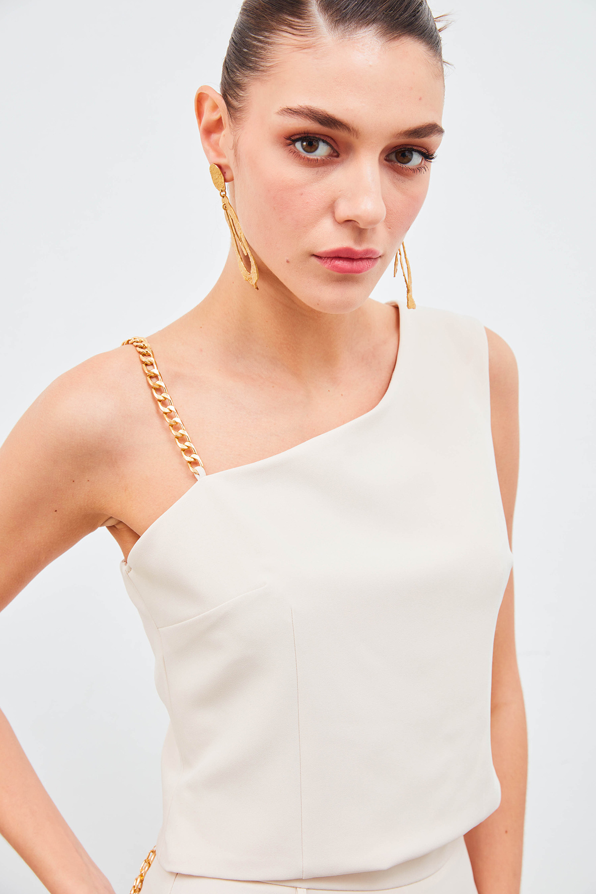 Zincir Askı Detaylı Crop Bluz - BEJ