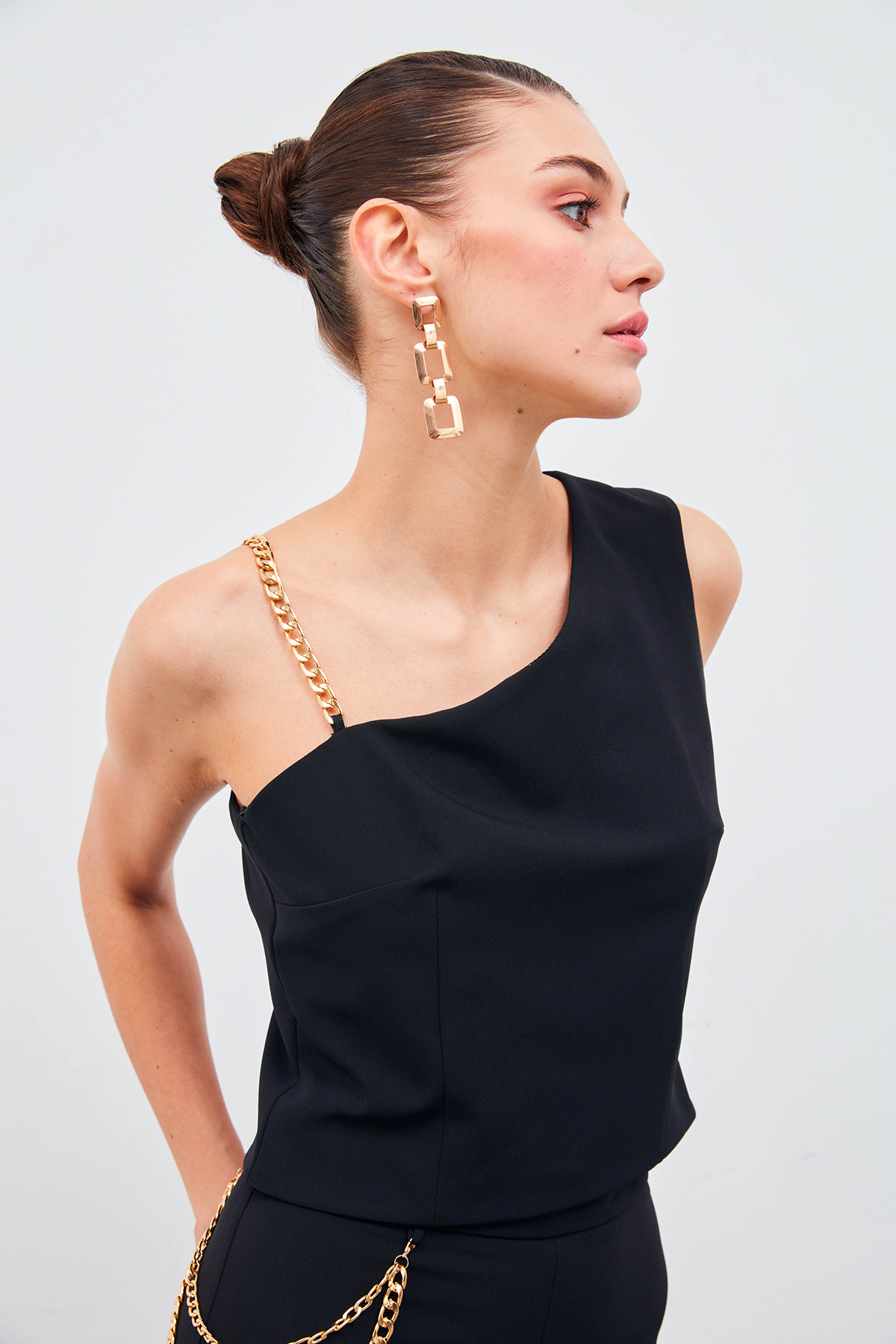 Zincir Askı Detaylı Crop Bluz - SİYAH