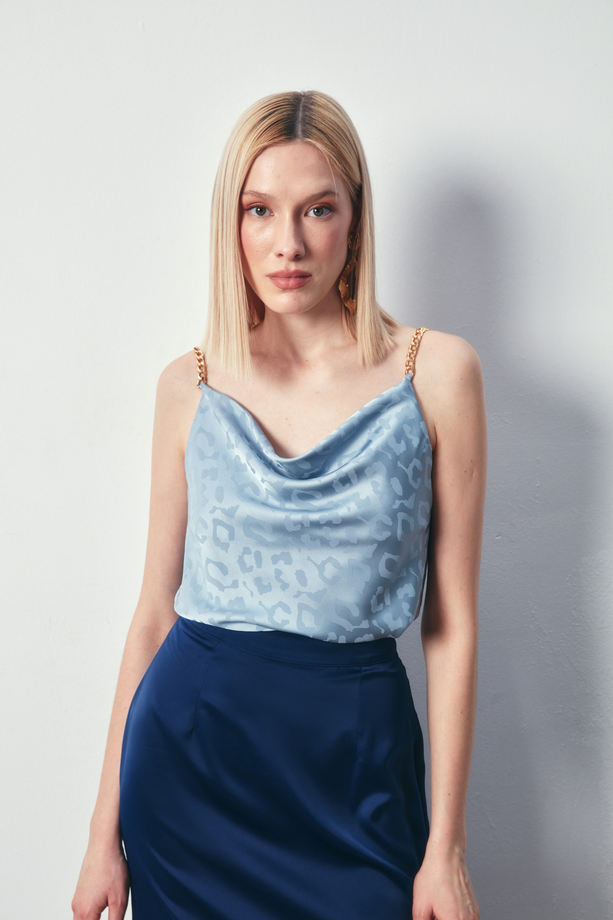 Zincir Askılı Saten Bluz - MAVİ