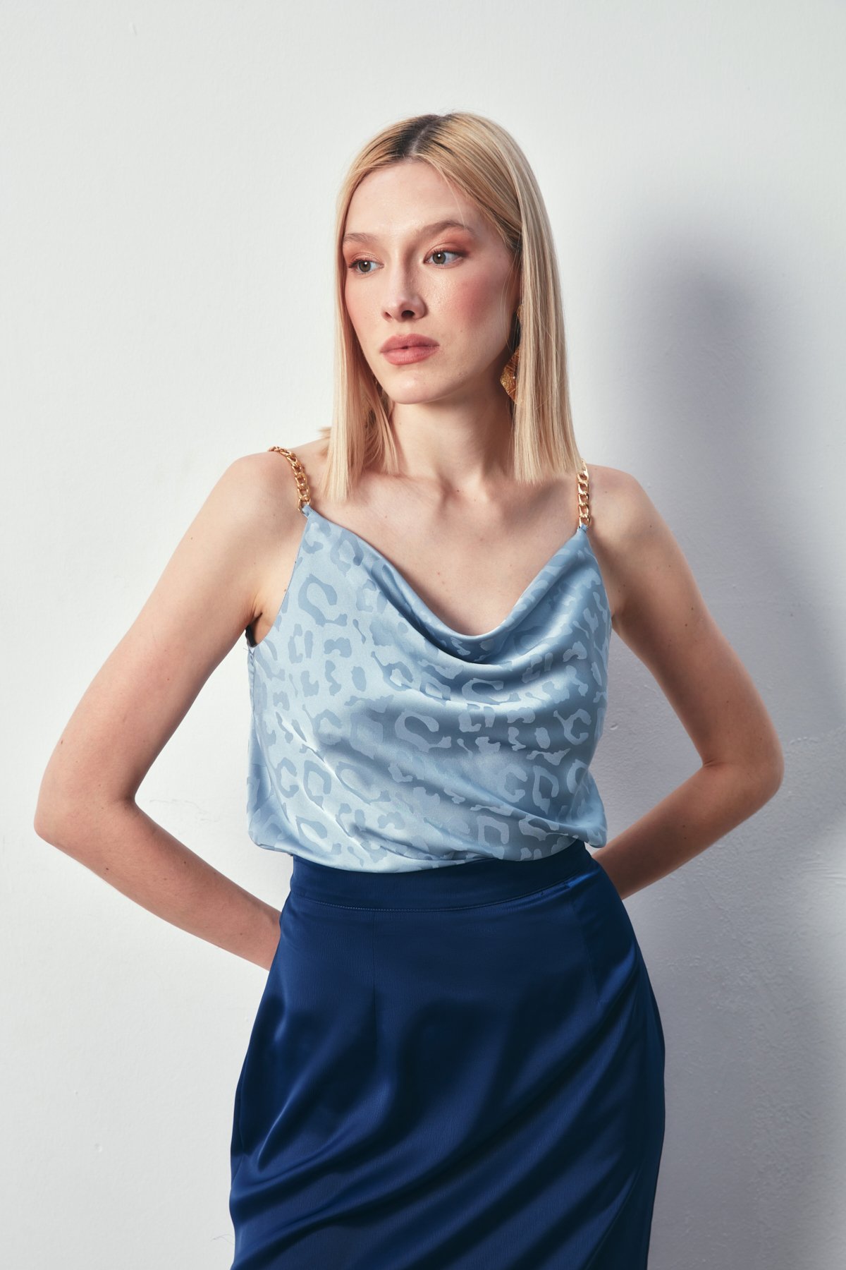 Zincir Askılı Saten Bluz - MAVİ