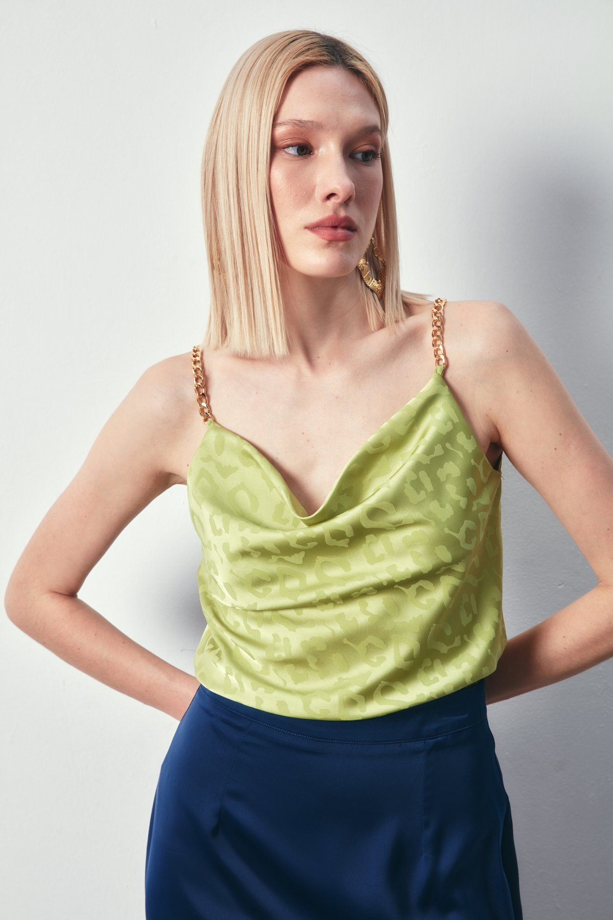 Zincir Askılı Saten Bluz - YAĞ YEŞİLİ