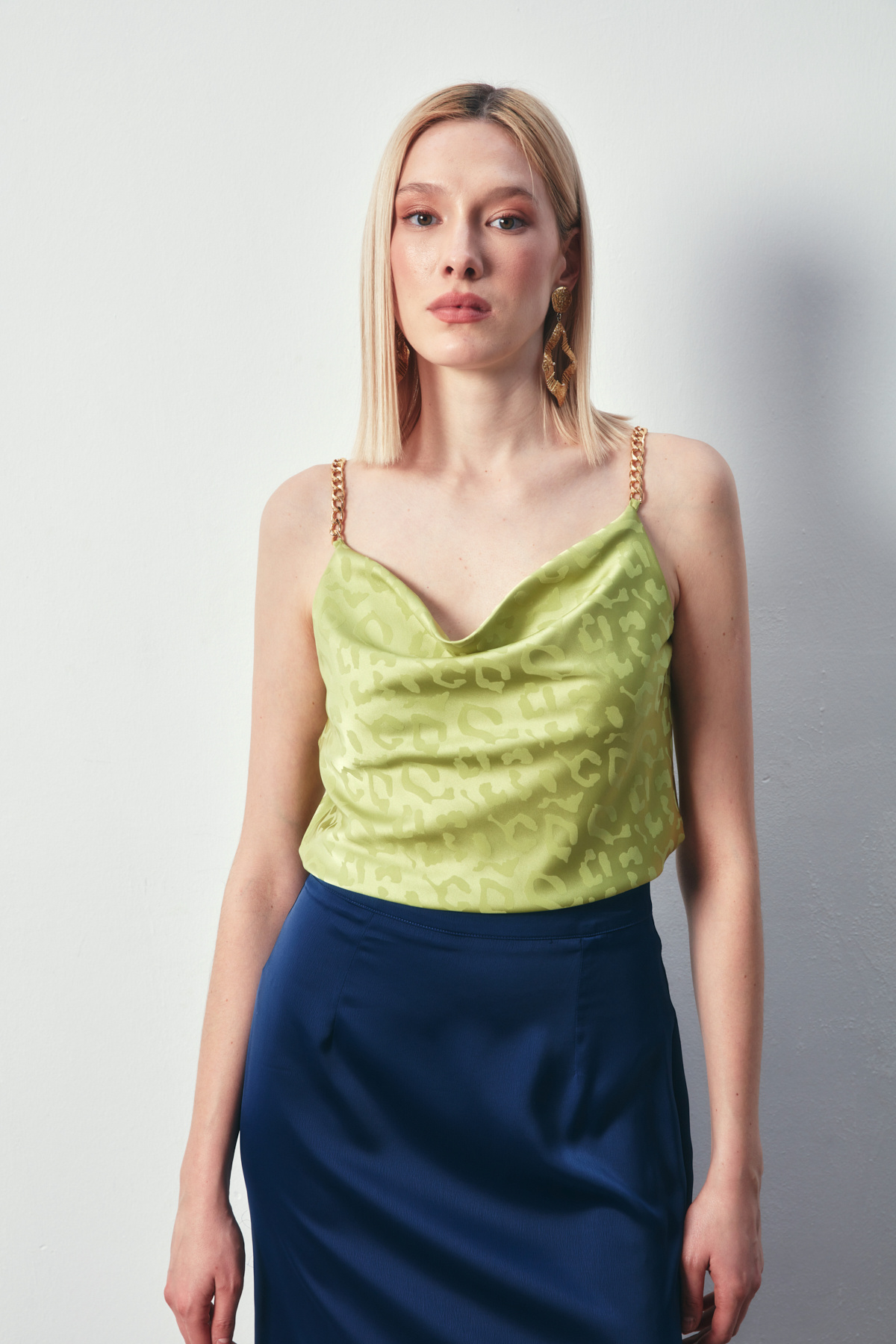 Zincir Askılı Saten Bluz - YAĞ YEŞİLİ