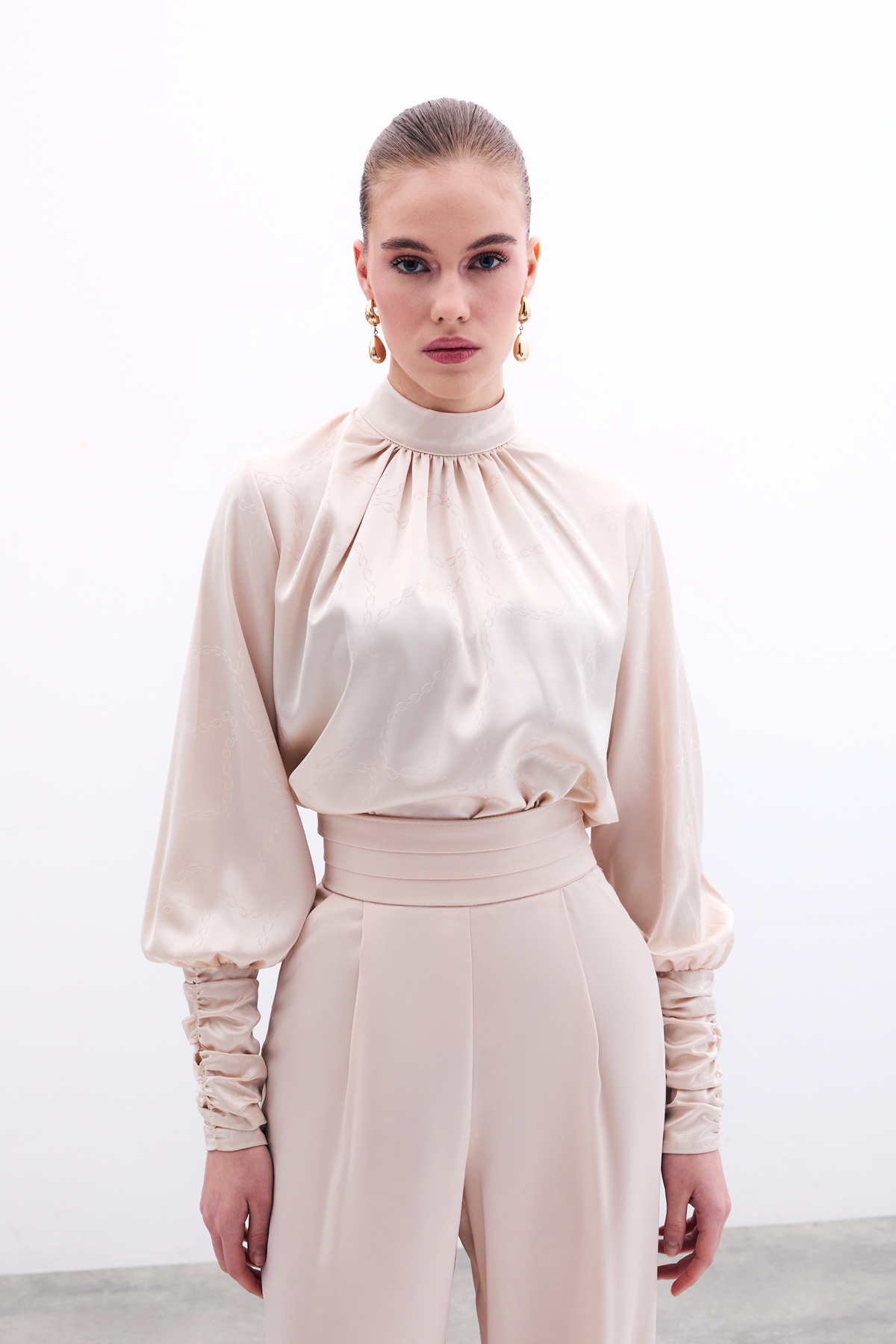 Zincir Desenli Saten Bluz - Bej