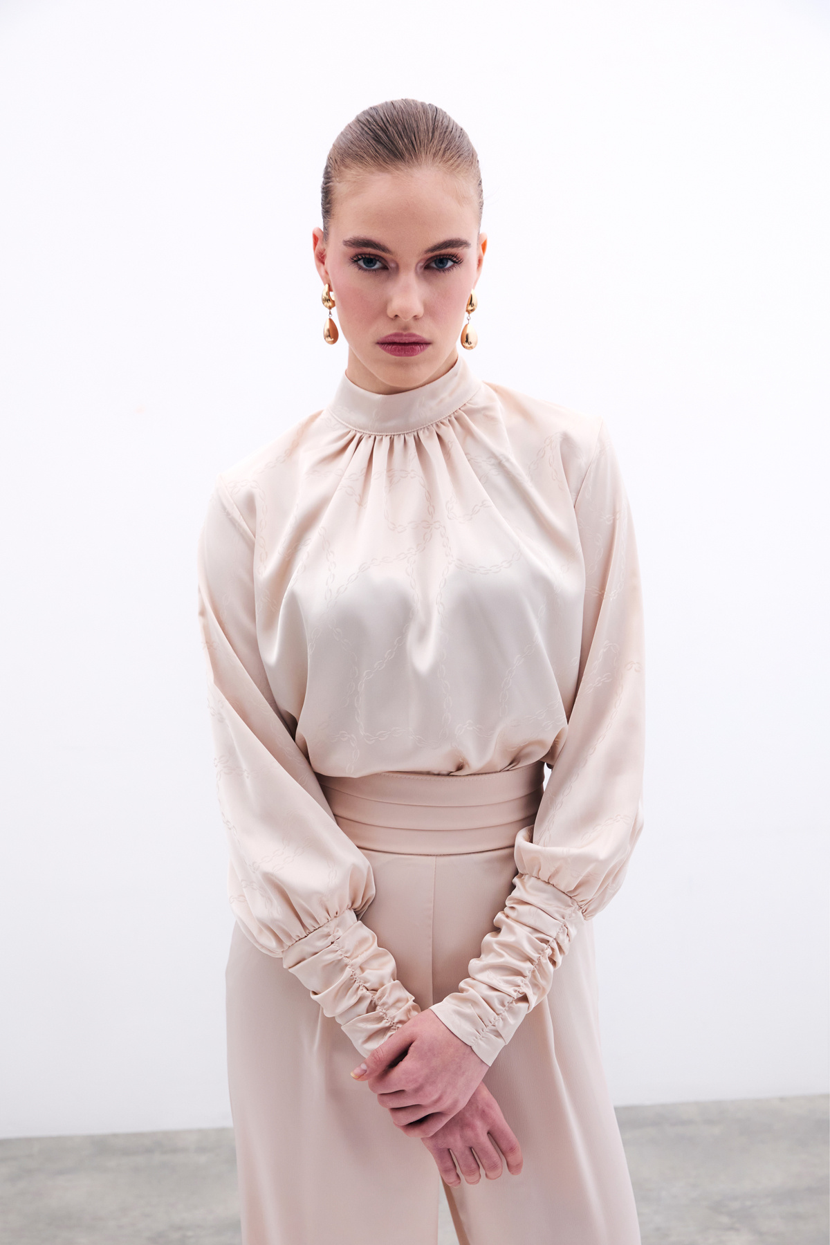 Zincir Desenli Saten Bluz - Bej