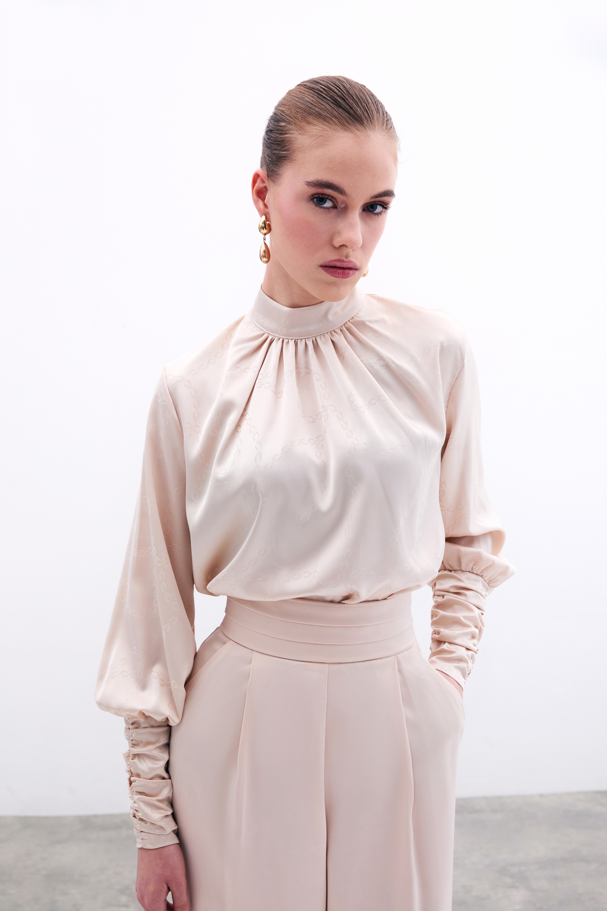 Zincir Desenli Saten Bluz - Bej