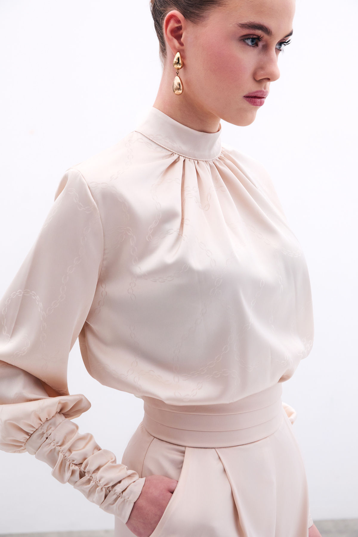 Zincir Desenli Saten Bluz - Bej