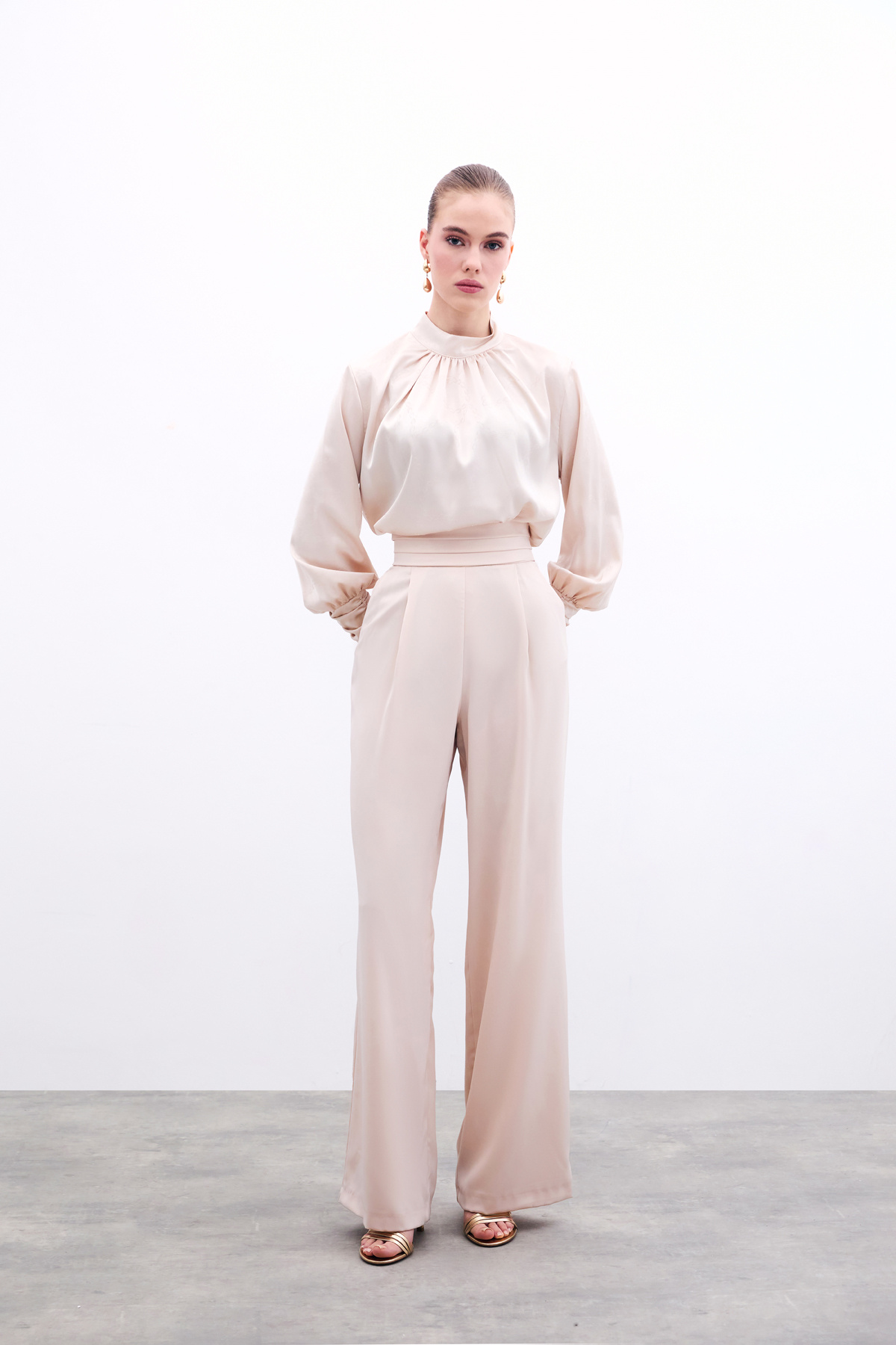 Zincir Desenli Saten Bluz - Bej