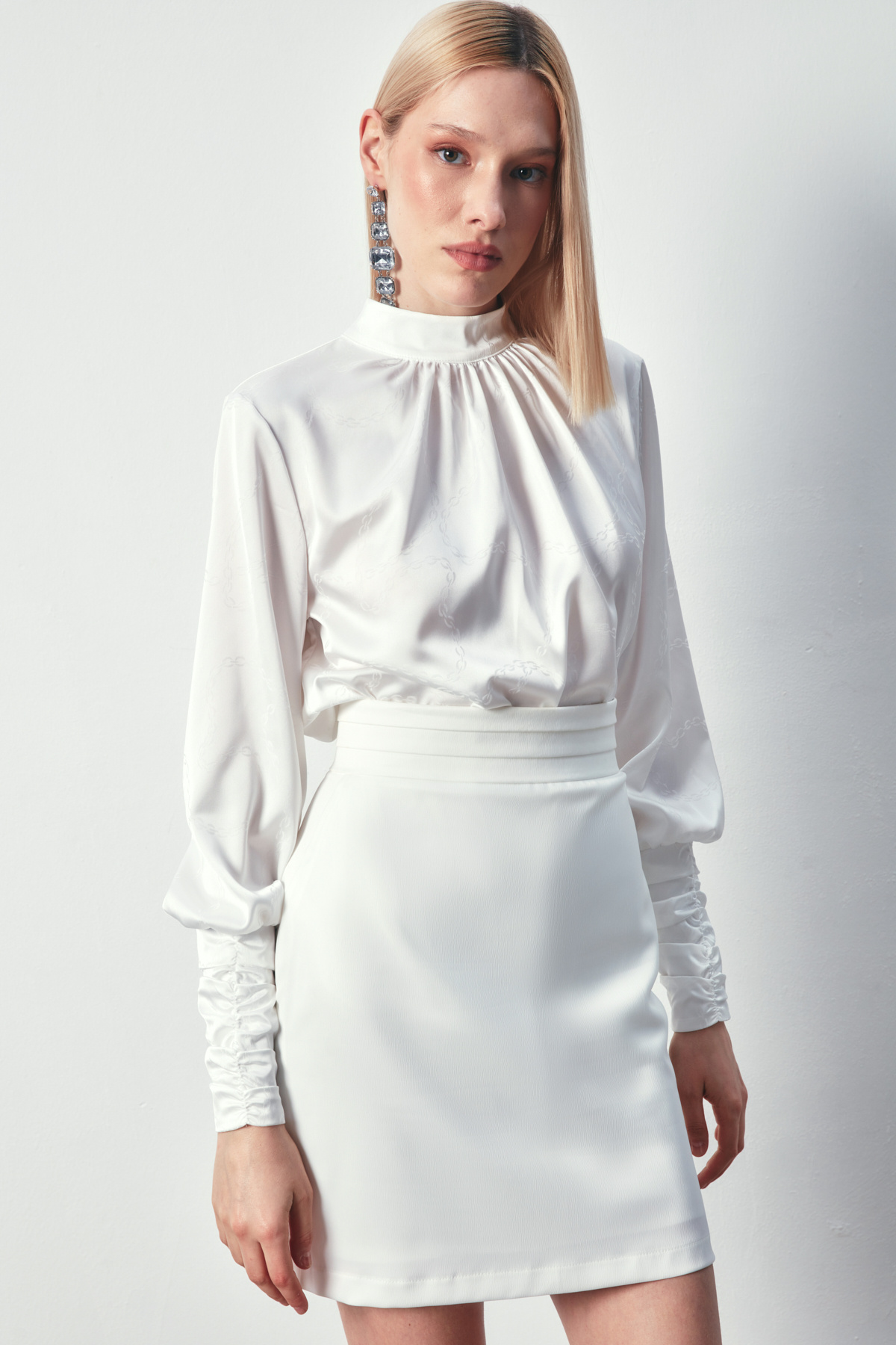 Zincir Desenli Saten Bluz - EKRU