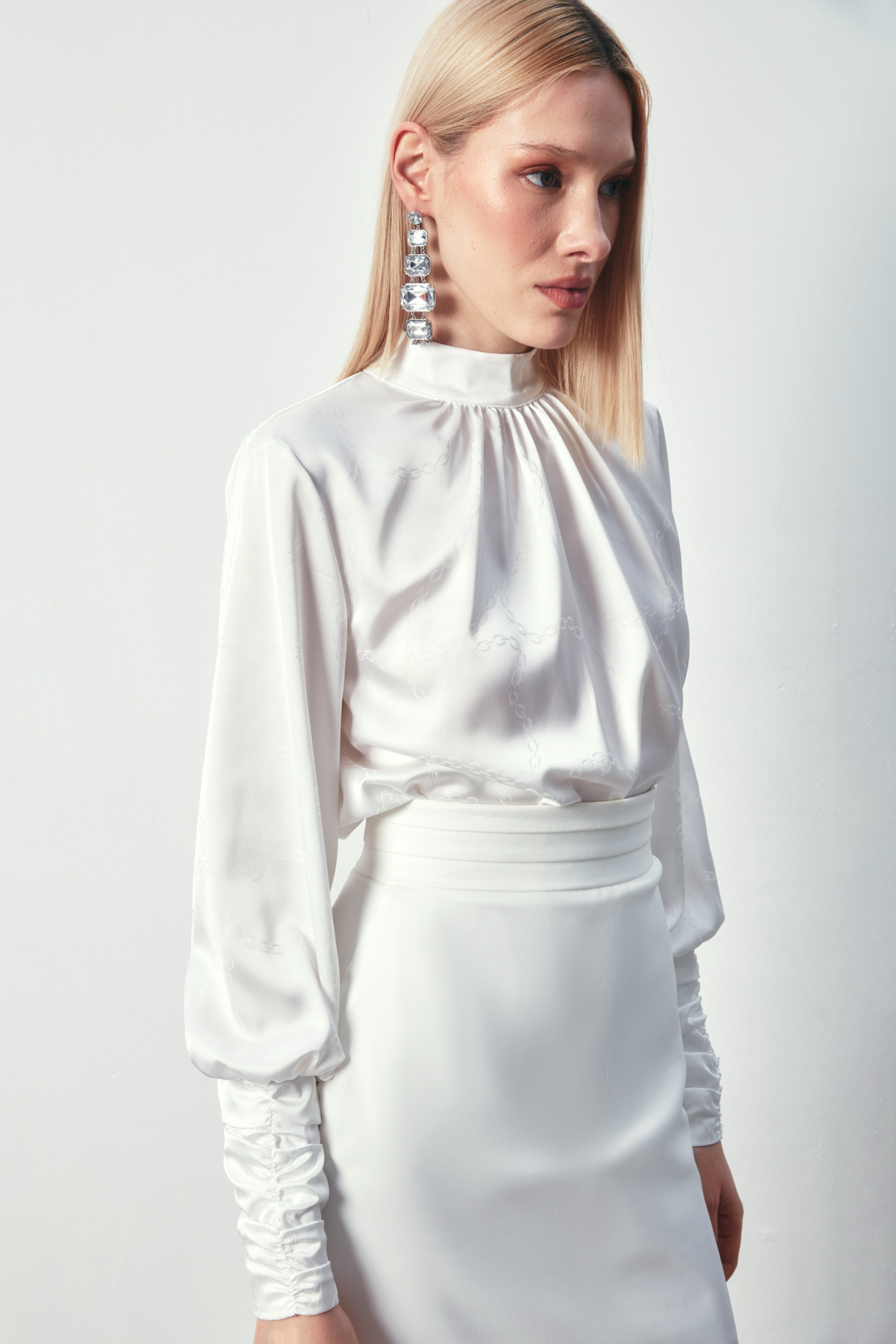 Zincir Desenli Saten Bluz - EKRU