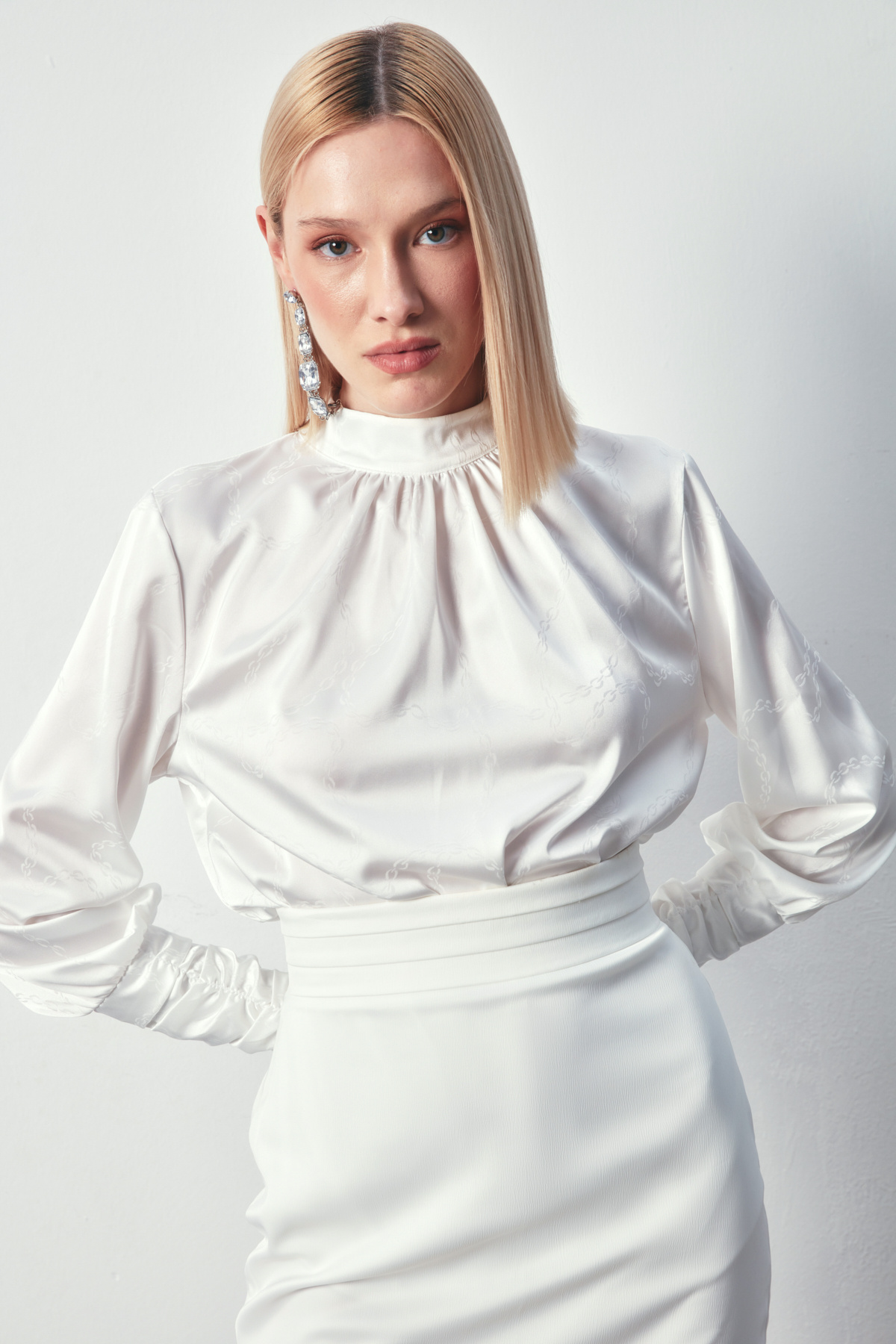 Zincir Desenli Saten Bluz - EKRU