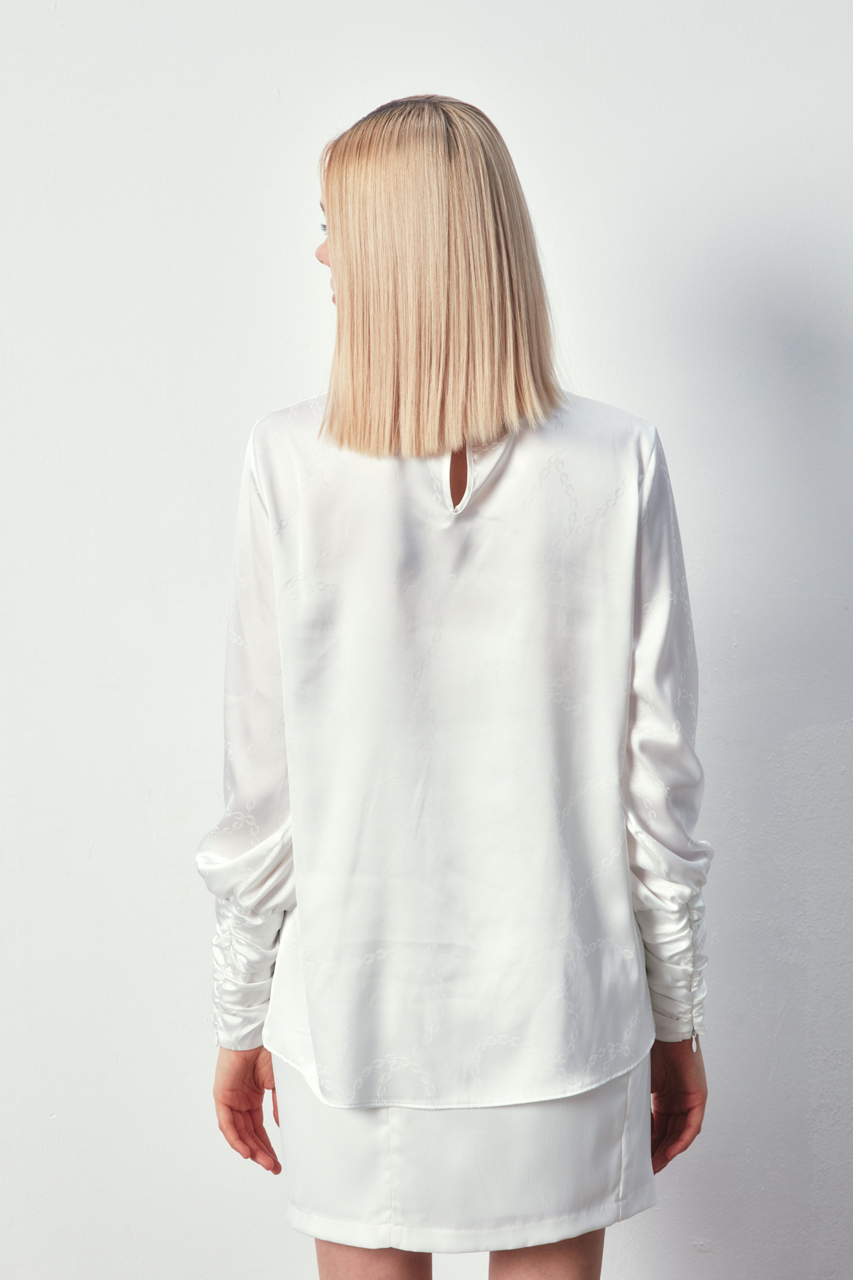 Zincir Desenli Saten Bluz - EKRU