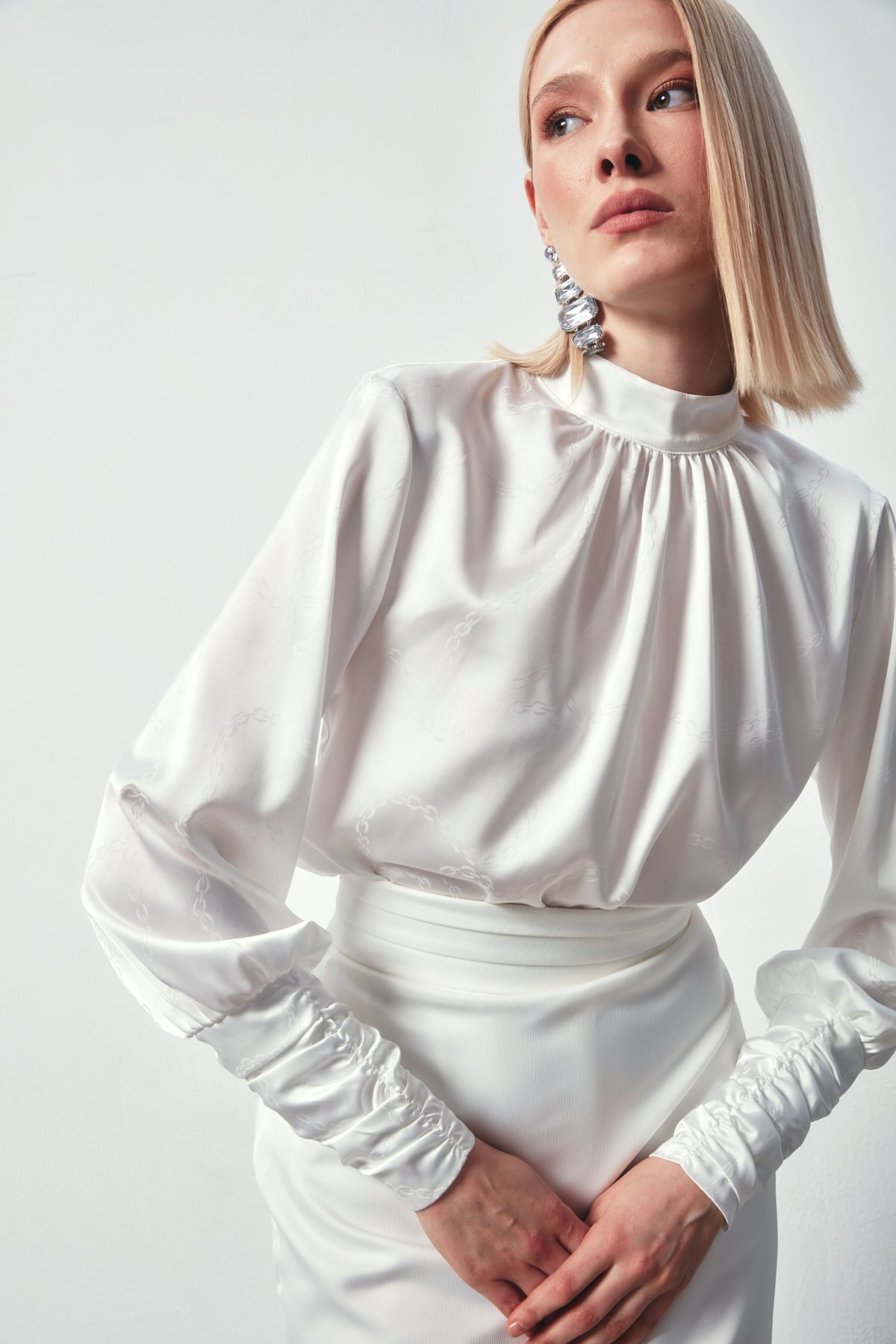 Zincir Desenli Saten Bluz - EKRU