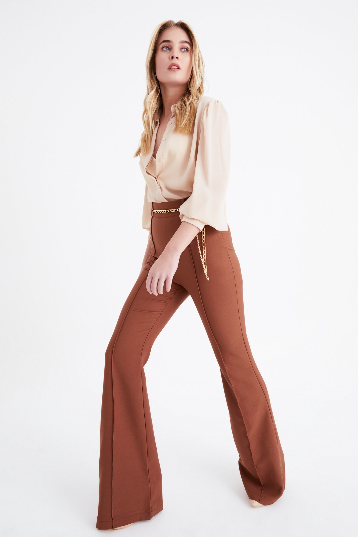 Chain belt flared trousers - BROWN
