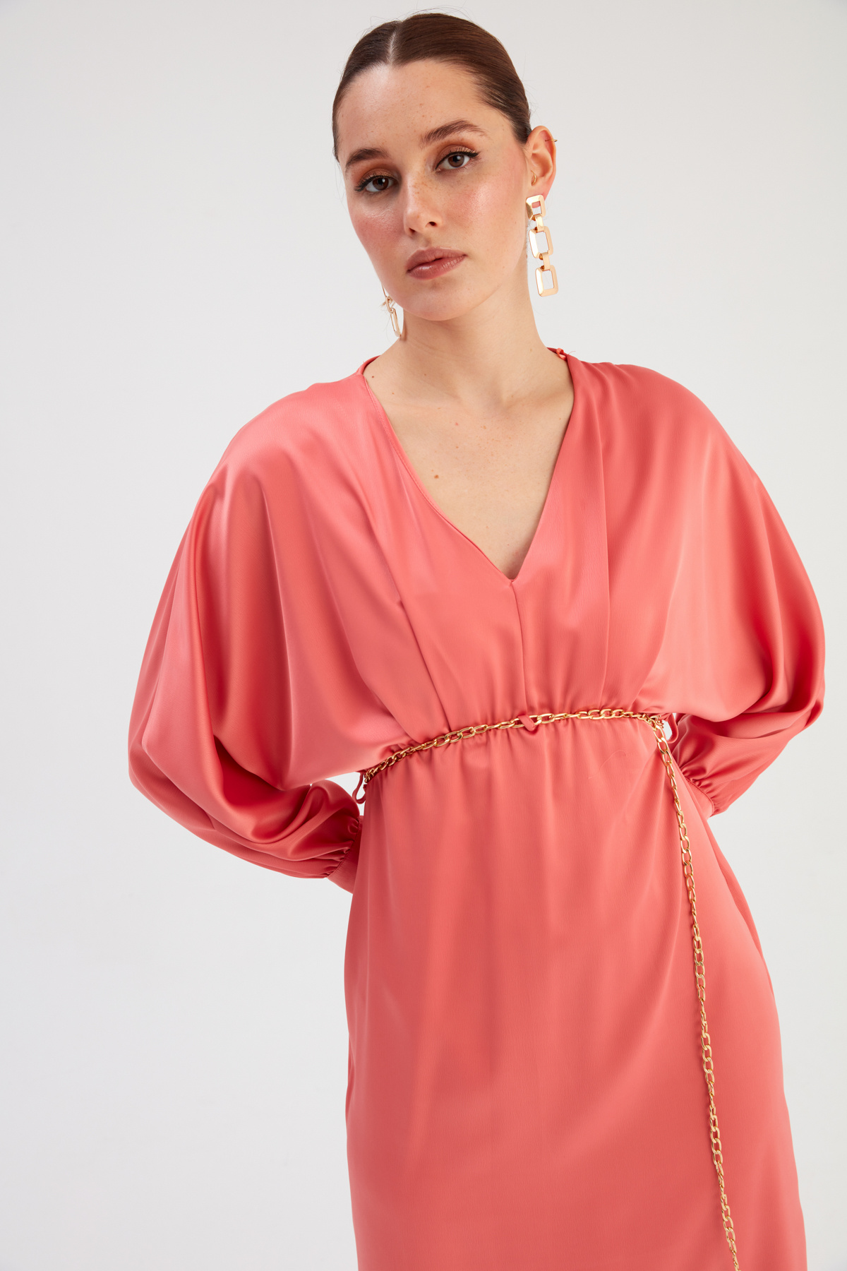 Zincir Kemerli Saten Elbise - GUL KURUSU