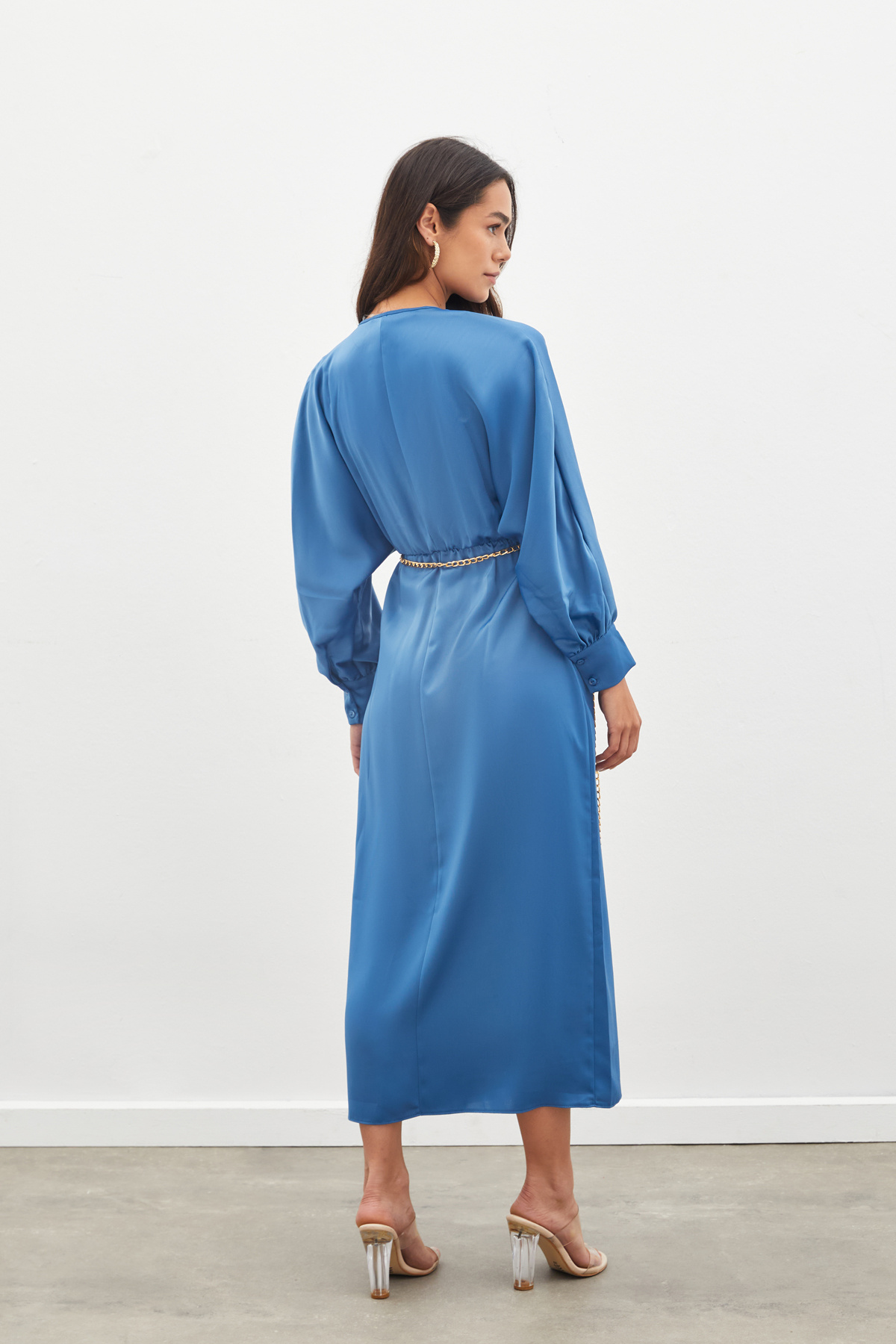 Zincir Kemerli Saten Elbise - İNDİGO