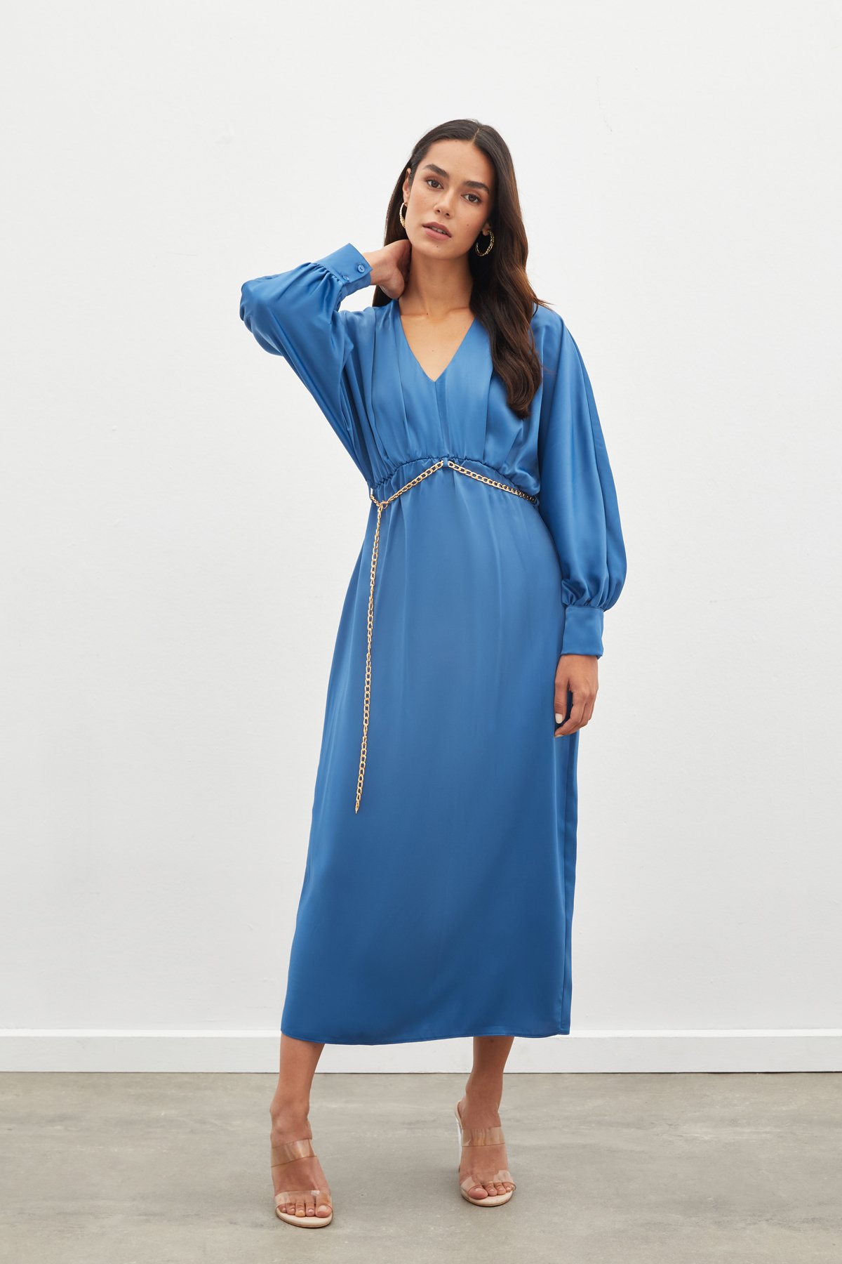 Zincir Kemerli Saten Elbise - İNDİGO