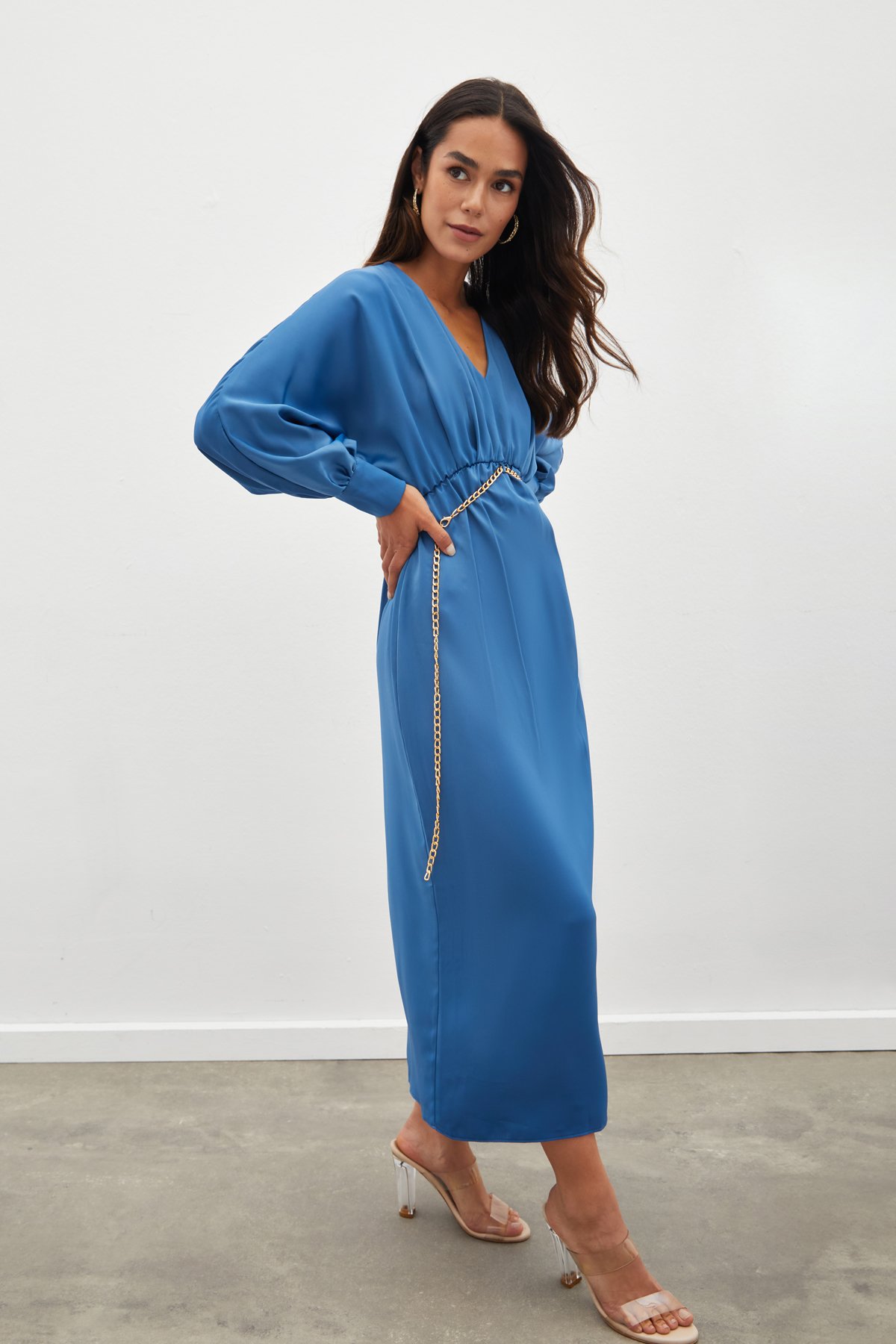 Zincir Kemerli Saten Elbise - İNDİGO