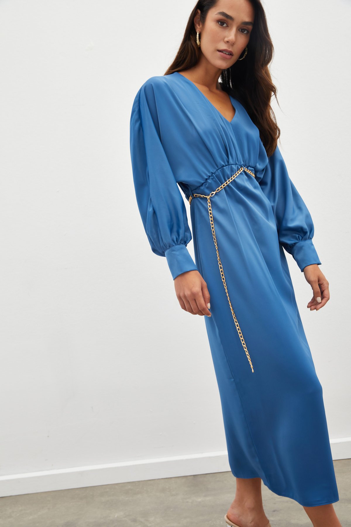 Zincir Kemerli Saten Elbise - İNDİGO