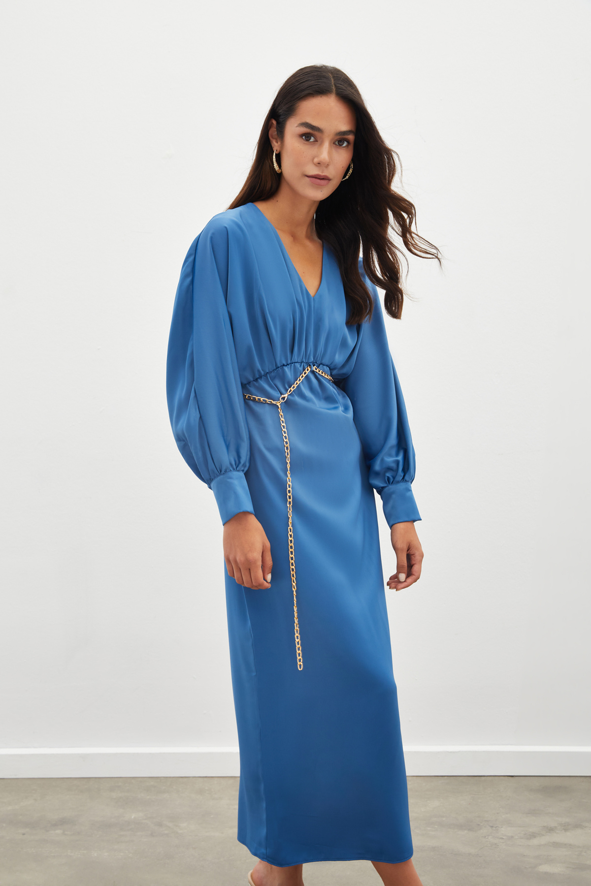 Zincir Kemerli Saten Elbise - İNDİGO