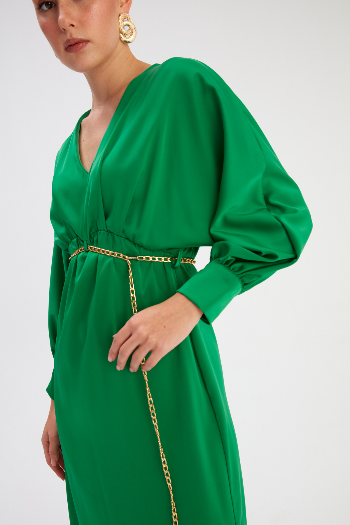 Zincir Kemerli Saten Elbise - ZÜMRÜT