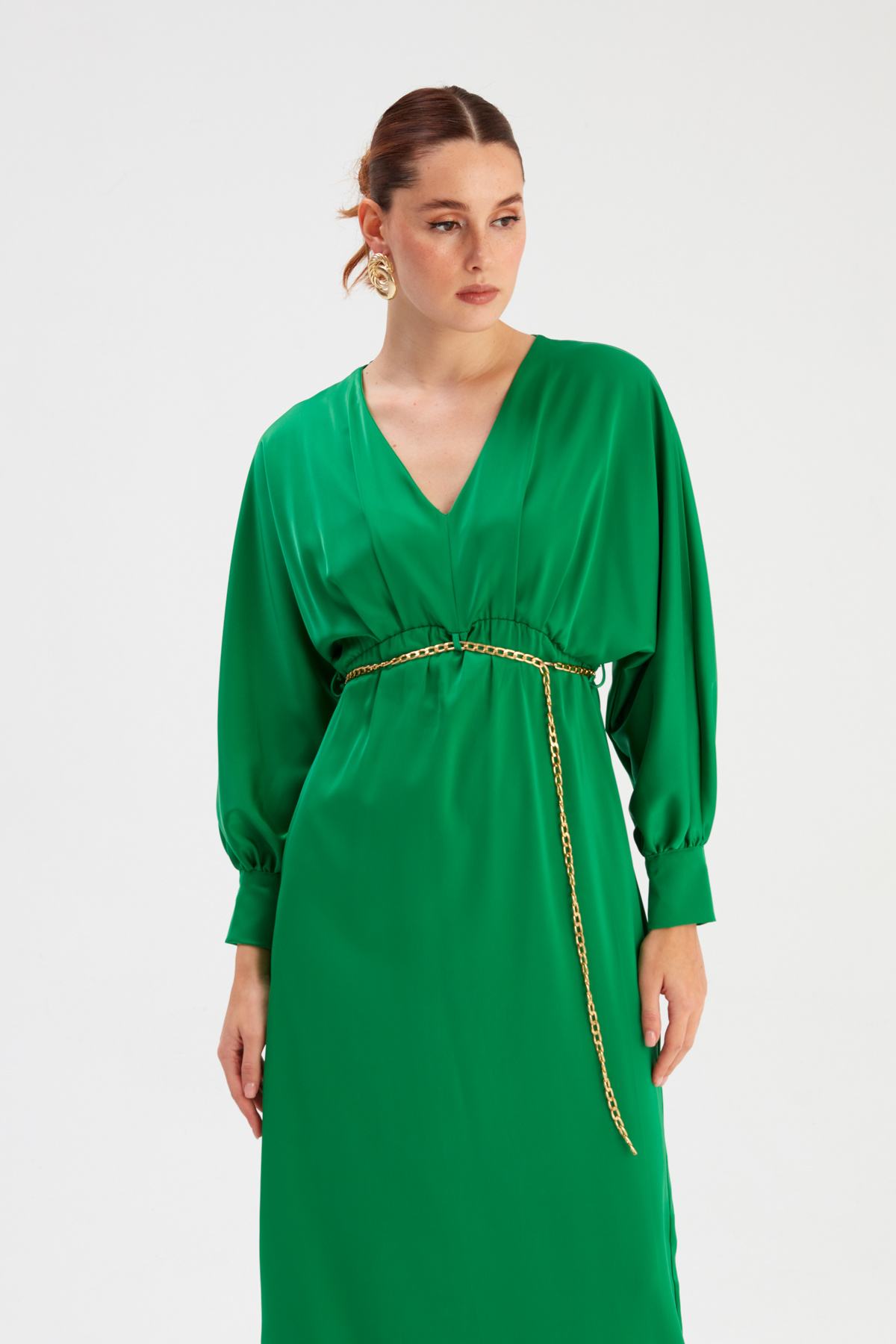 Zincir Kemerli Saten Elbise - ZÜMRÜT