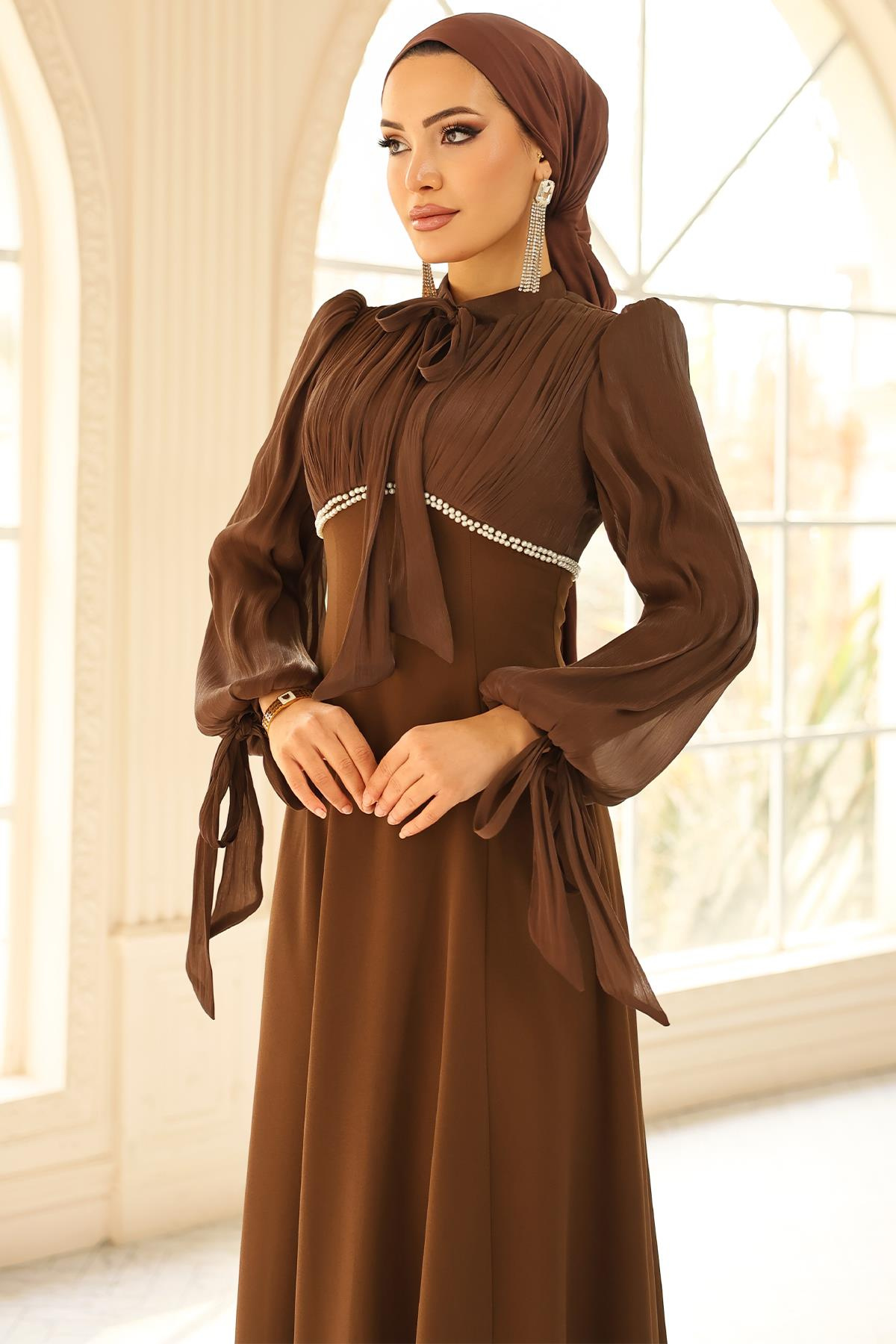 Bağcık ve İnci Detaylı Yoryo İpek Krep Kombinli Tesettür Abiye Elbise KAHVE 1685