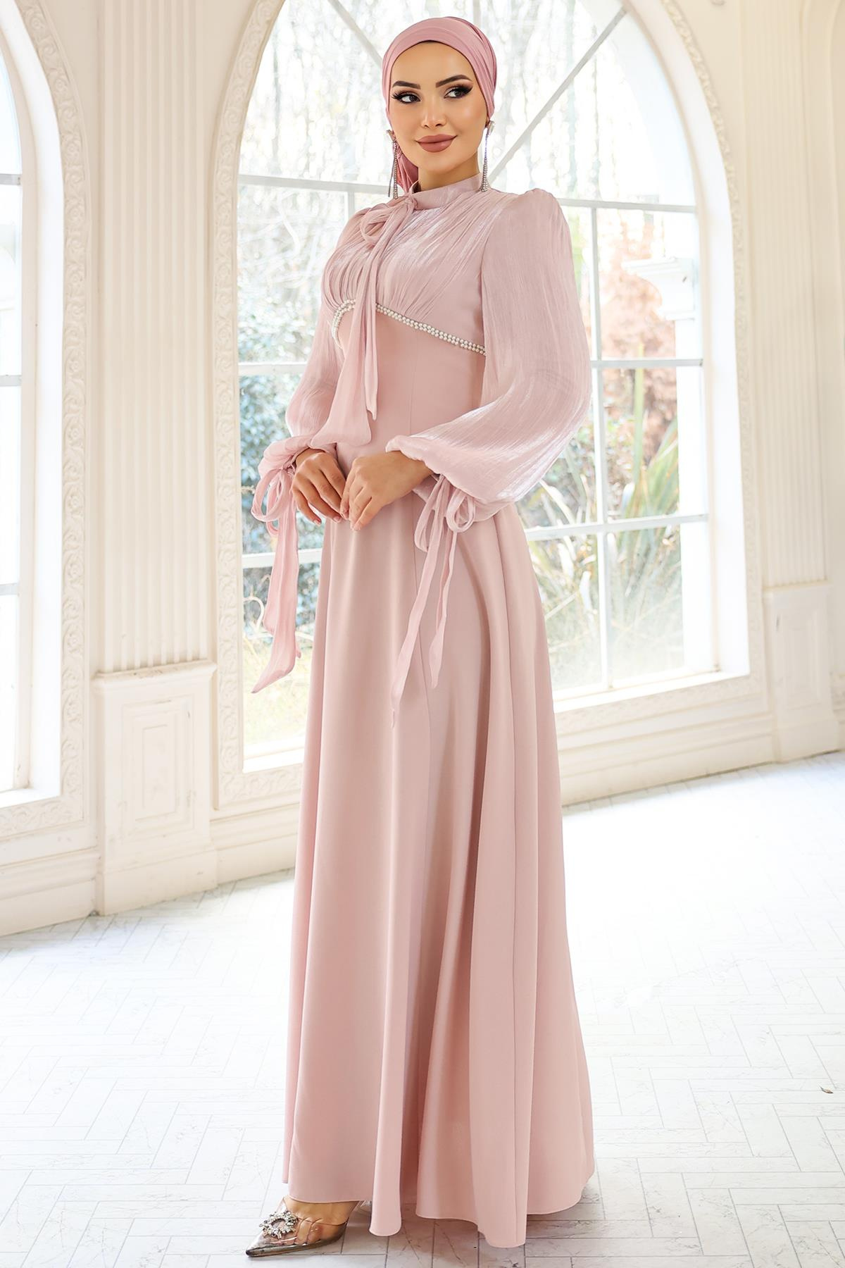 Bağcık ve İnci Detaylı Yoryo İpek Krep Kombinli Tesettür Abiye Elbise PUDRA 1685