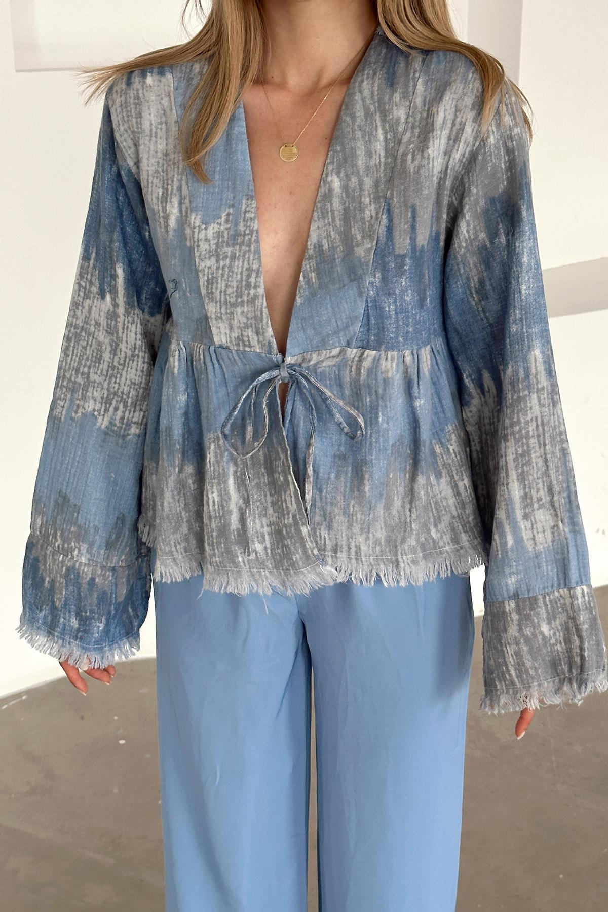 Batik Desen Püskül Detaylı Bağcık Kapamalı Gömlek MAVİ 9358