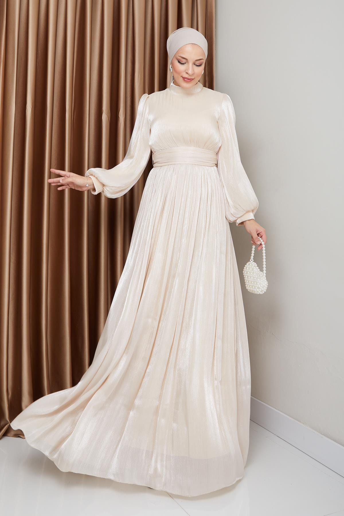 فستان سهرة حريري من يوريو للحجاب مع حزام خصر وتفاصيل مجمعة كريم 1225