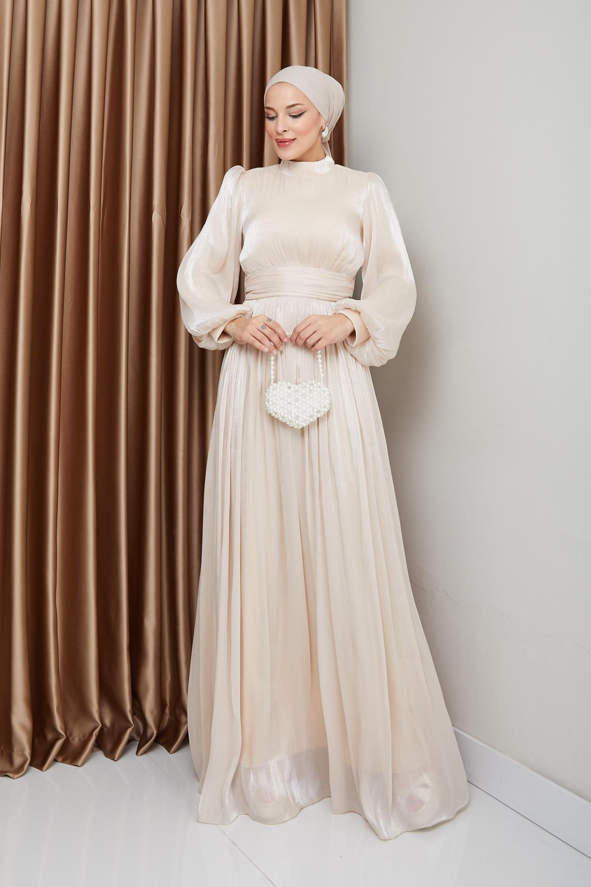 فستان سهرة حريري من يوريو للحجاب مع حزام خصر وتفاصيل مجمعة كريم 1225