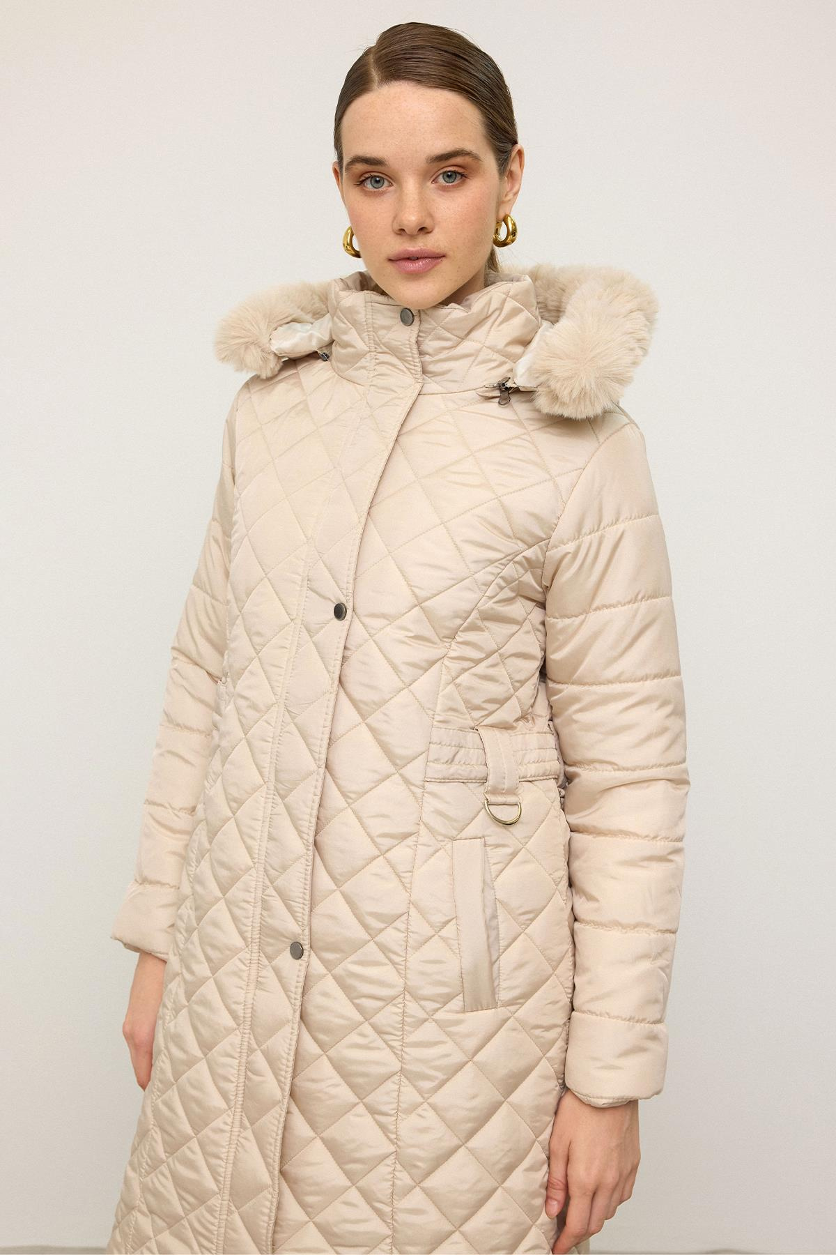 Çıkabilen Kürklü Kapüşonlu Metal Aksesuarlı Kapitone Mont TAŞ 6790