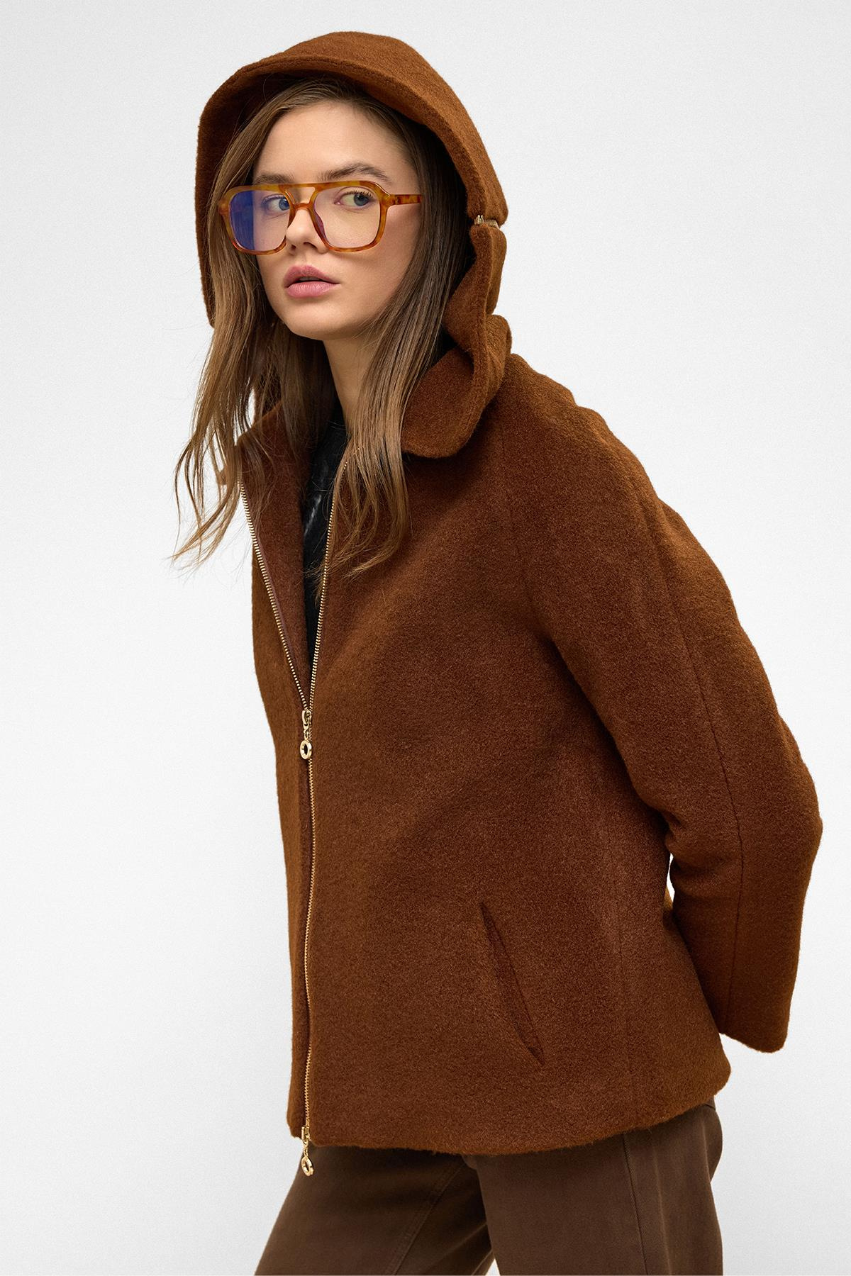 معطف كبير الحجم بغطاء رأس قابل للإزالة وتفاصيل سحاب قهوة 3128