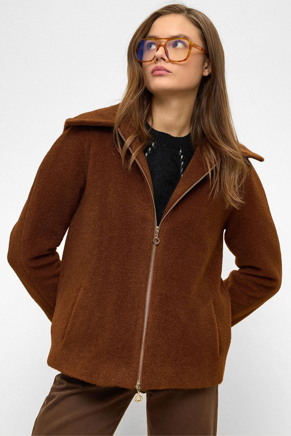 معطف كبير الحجم بغطاء رأس قابل للإزالة وتفاصيل سحاب قهوة 3128