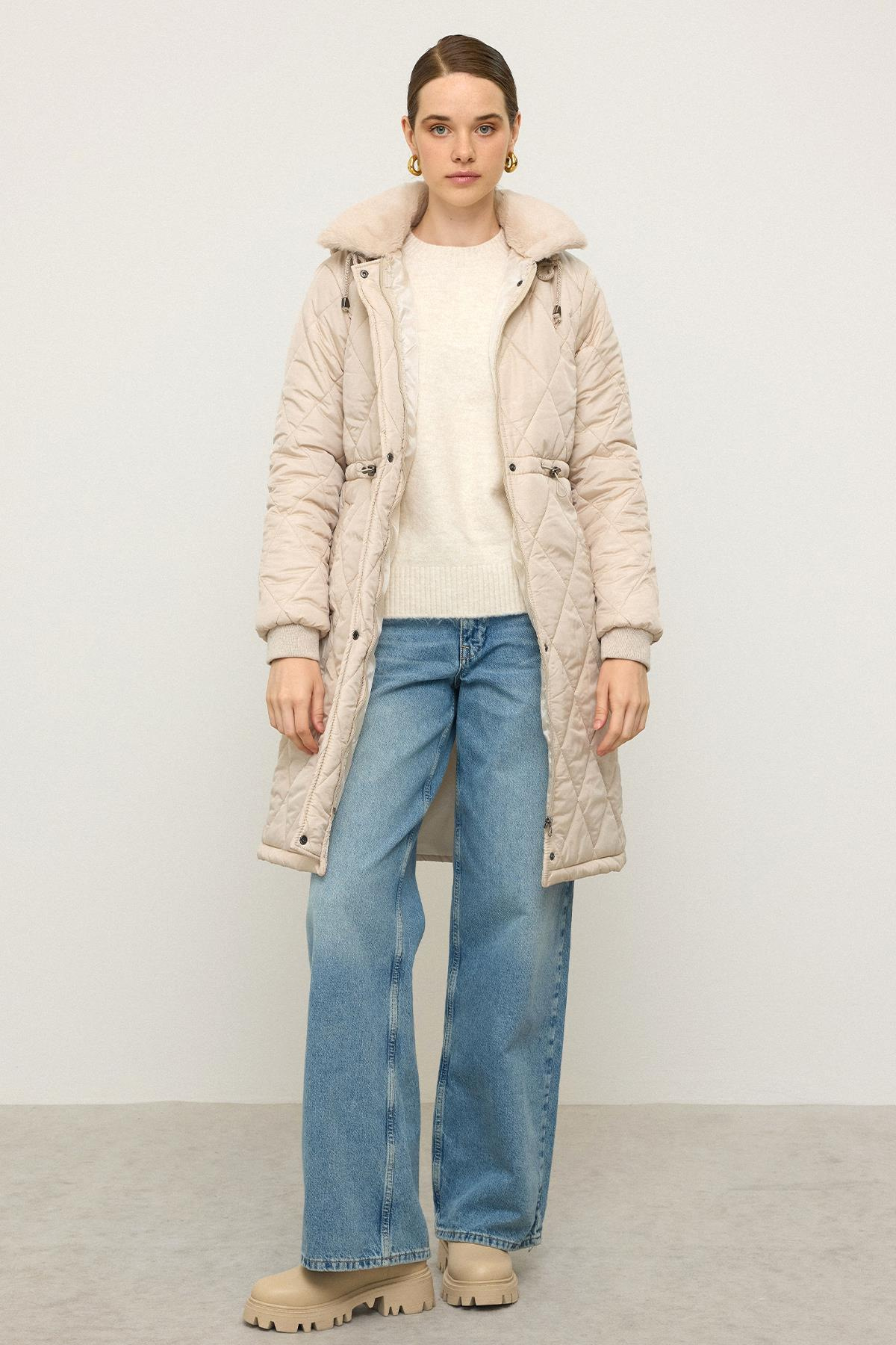 معطف مبطن بغطاء رأس قابل للإزالة وياقة من الفرو حجر 6624