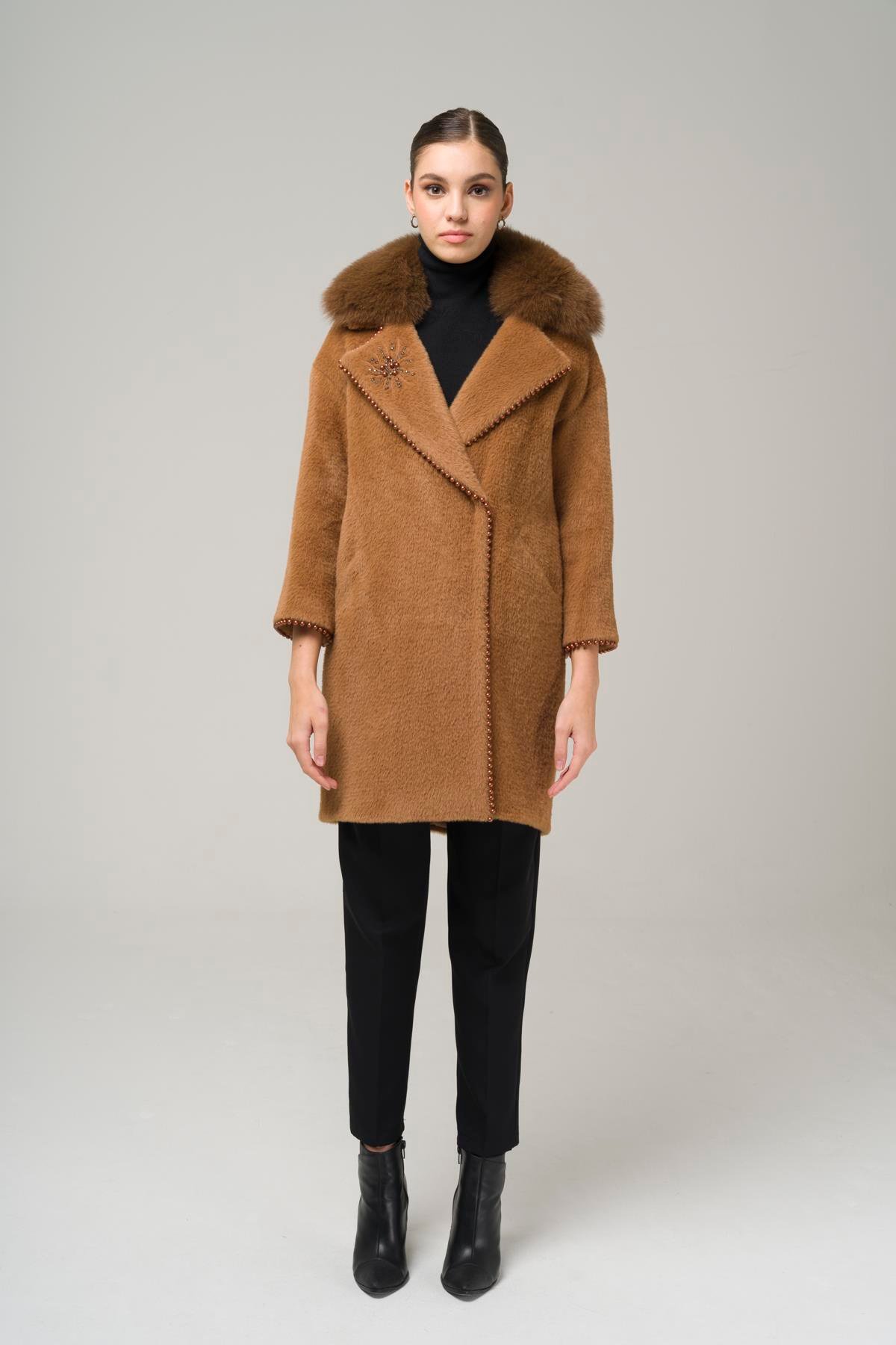 Çıkabilir Kürklü İşleme ve İnci Detaylı Peluş Kaban TABA 3959-TK