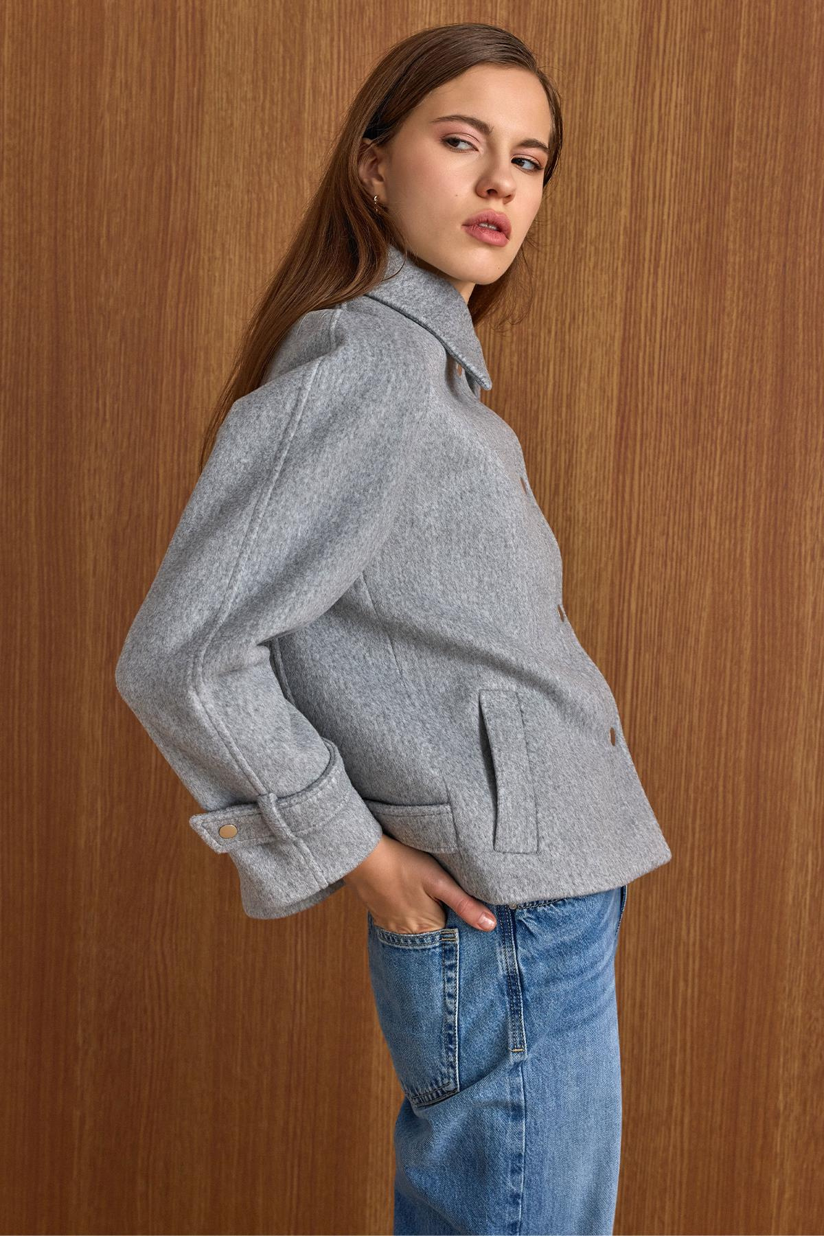 Çıt Çıt Kapamalı Pat Detaylı Kısa Kaban AÇIK GRİ 3163