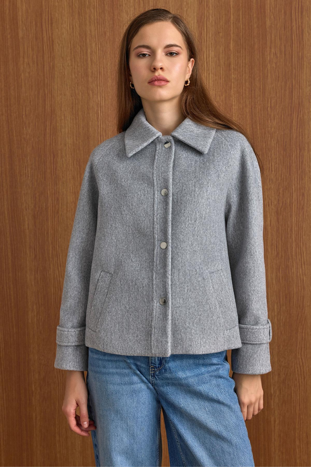 Çıt Çıt Kapamalı Pat Detaylı Kısa Kaban AÇIK GRİ 3163